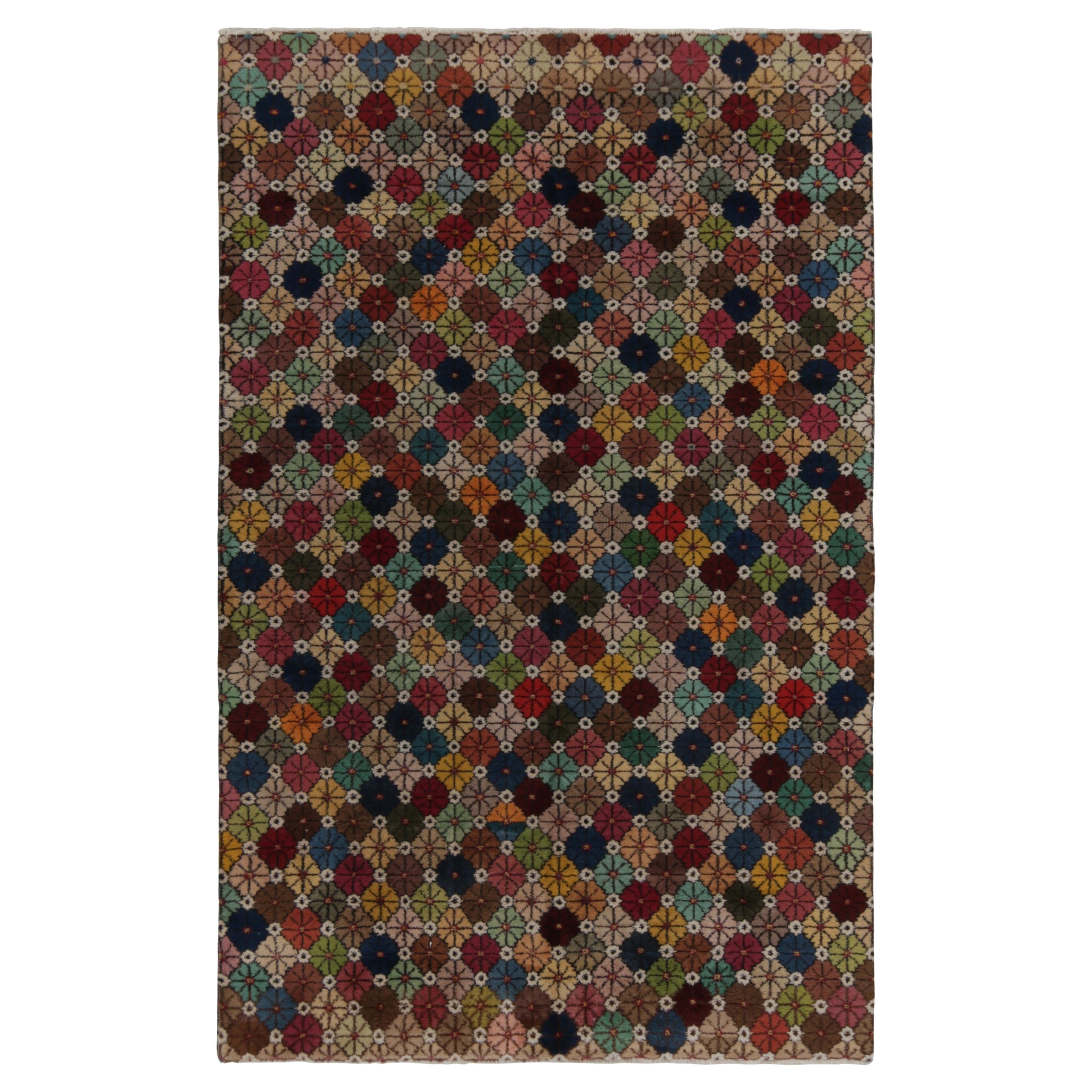 Alfombra vintage envejecida con motivos geométricos multicolor de los años 60 by Rug & Kilim