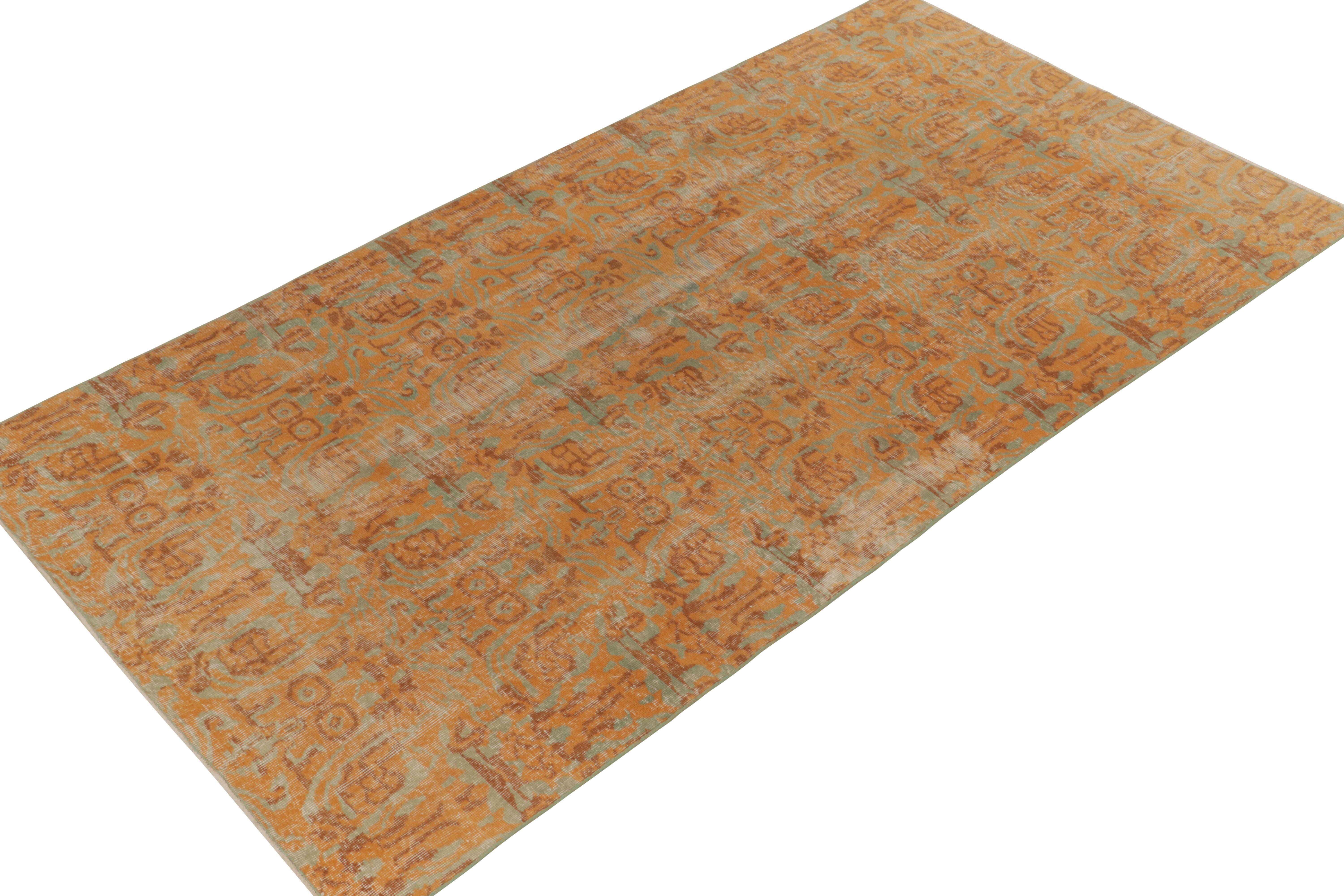 Ein Vintage-Teppich (5x10) aus der Mitte des Jahrhunderts aus der Mid-Century Pasha Collection von Rug & Kilim - eine Hommage an die seltenen Kurationen der türkischen Multidisziplinär-Ikone Zeki Müren. 

Über das Design: Der handgeknüpfte Teppich