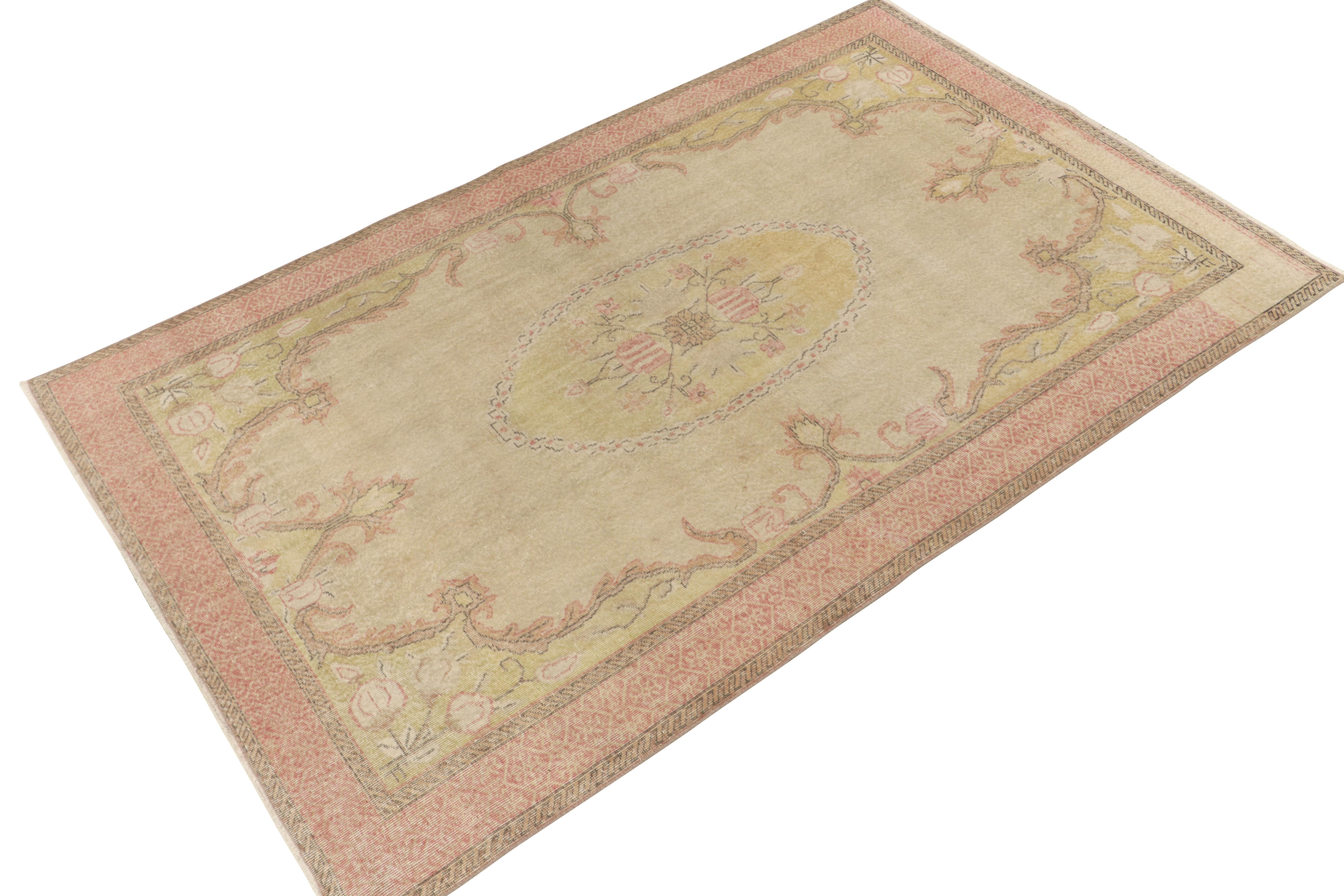 Vintage-Teppich im Used-Stil aus den 1960er Jahren in Beige mit floralen Medaillonmustern von Teppich & Kelim (Türkisch) im Angebot