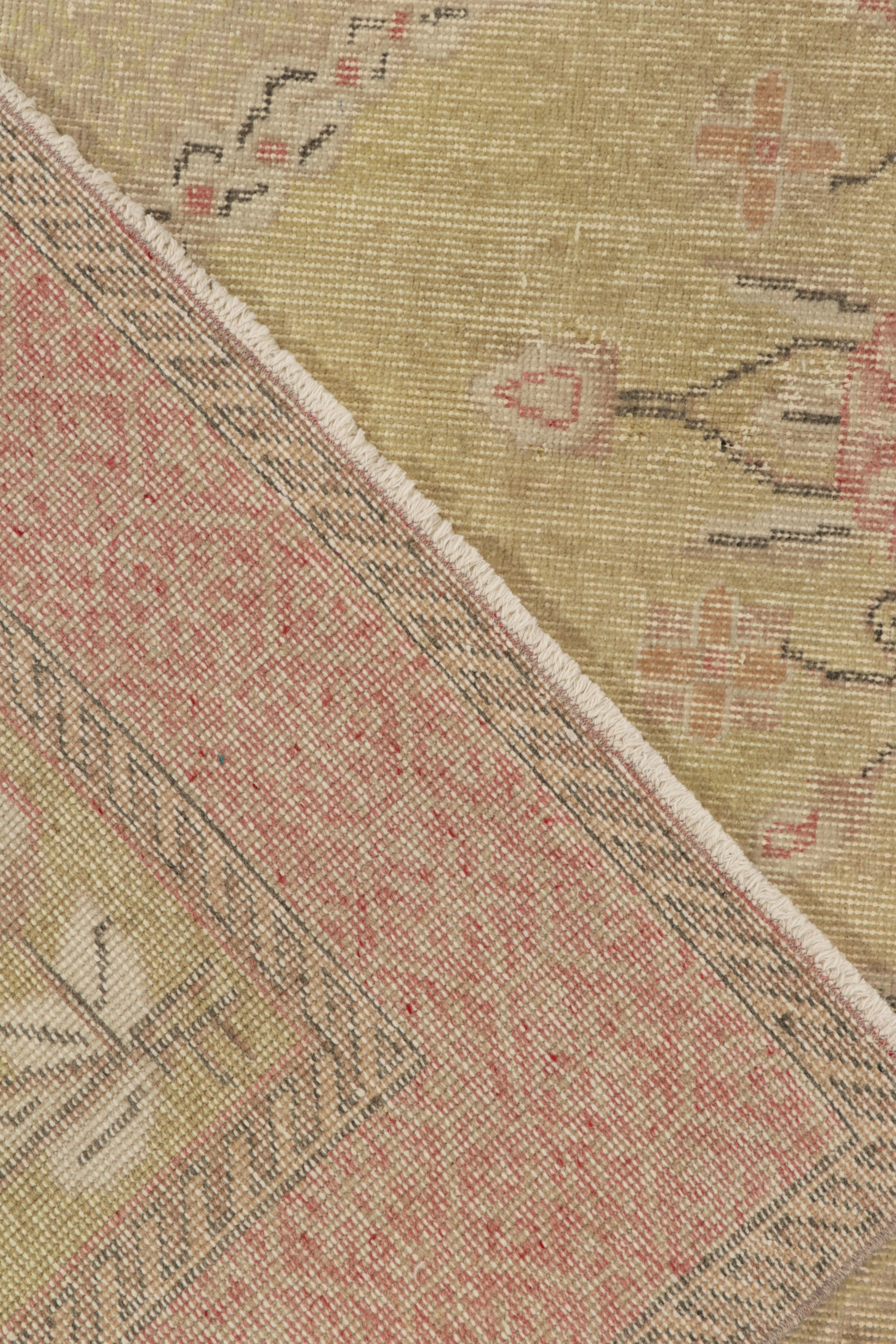 Vintage-Teppich im Used-Stil aus den 1960er Jahren in Beige mit floralen Medaillonmustern von Teppich & Kelim (Mitte des 20. Jahrhunderts) im Angebot