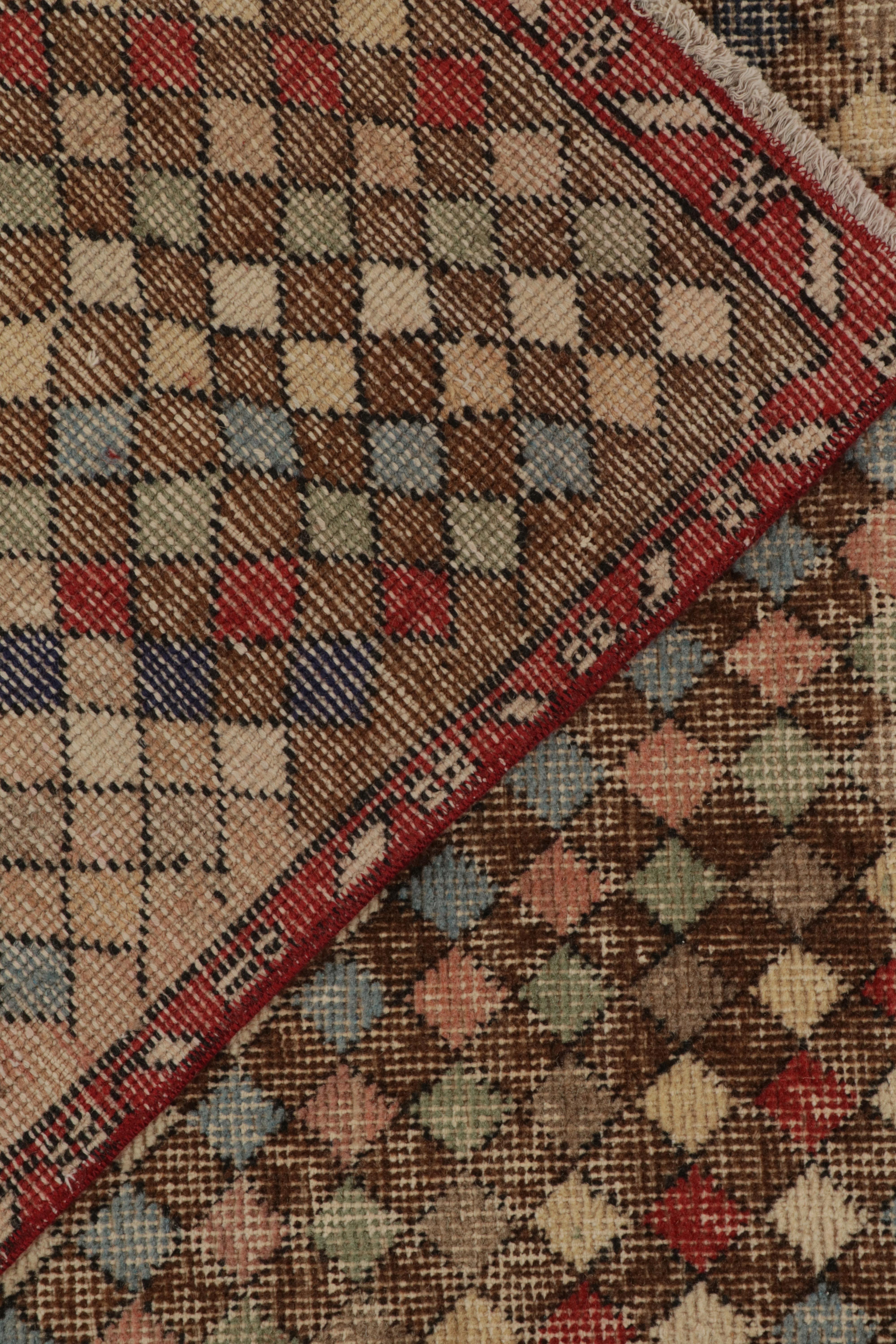 Vintage-Teppich im Used-Stil aus den 1960er Jahren in Rot, Beige-Braun und mehreren Farbtönen von Teppich & Kelim (Mitte des 20. Jahrhunderts) im Angebot