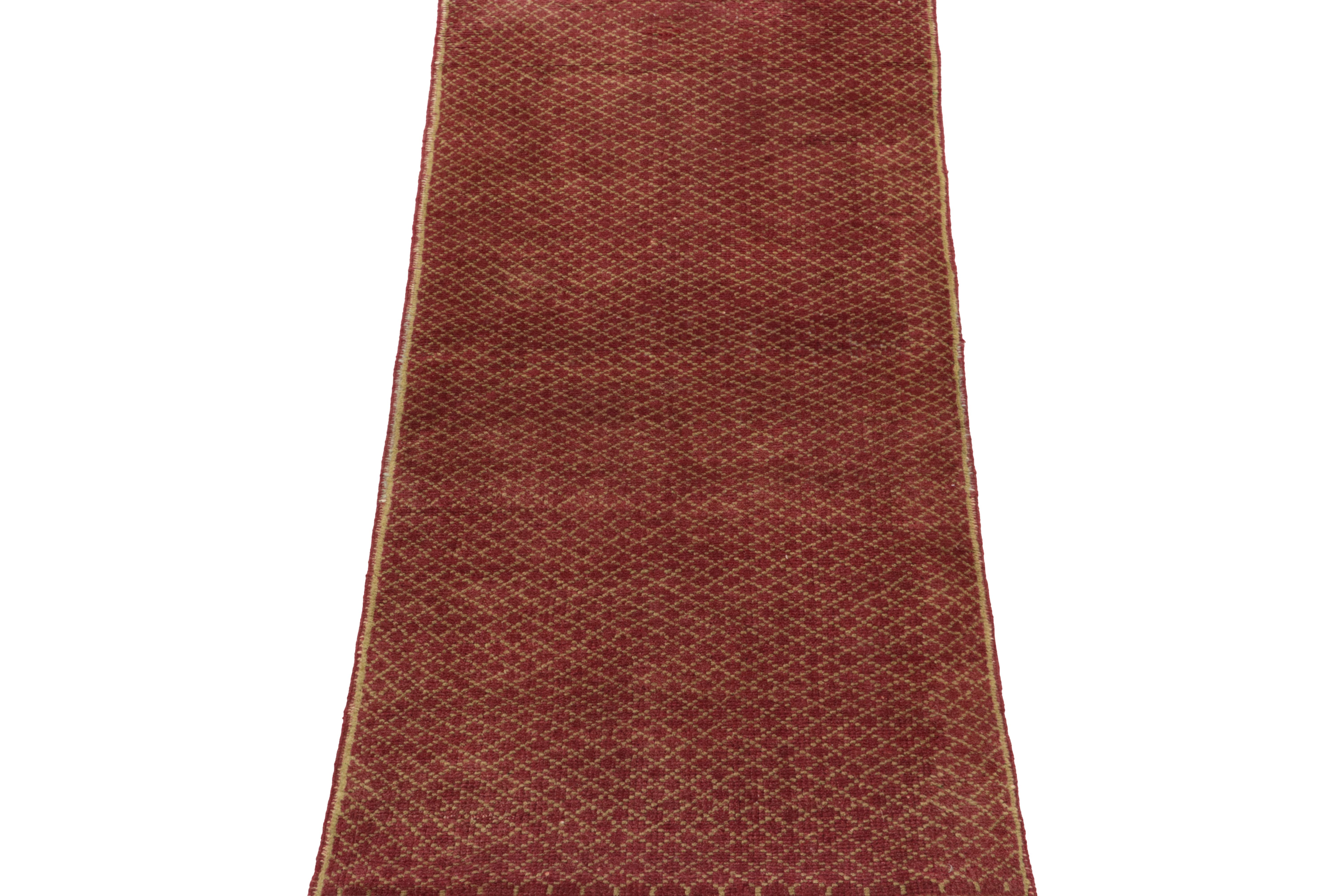 Von einem begehrten türkischen Designer stammt ein 2x5 Vintage-Teppich aus den 1960er Jahren, der jetzt zu unserer Mid-Century-Pascha-Kollektion gehört. 

Das shabby-chic Design besticht durch ein geometrisches Muster in Samtrot und Beige-Braun