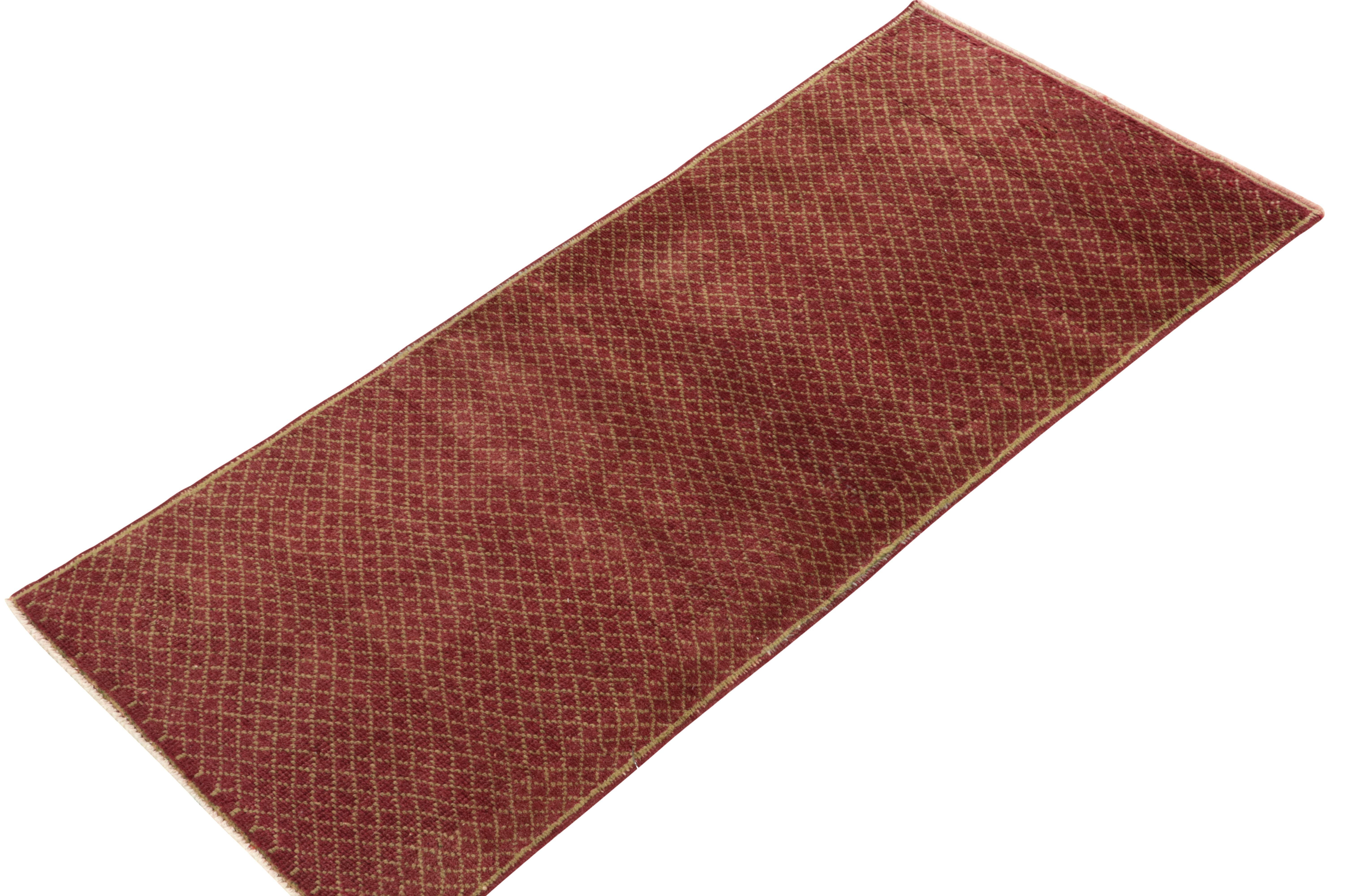 Vintage 1960er Jahre Vintage Distressed Teppich in Rot & Beige mit geometrischem Muster von Teppich & Kelim (Türkisch) im Angebot