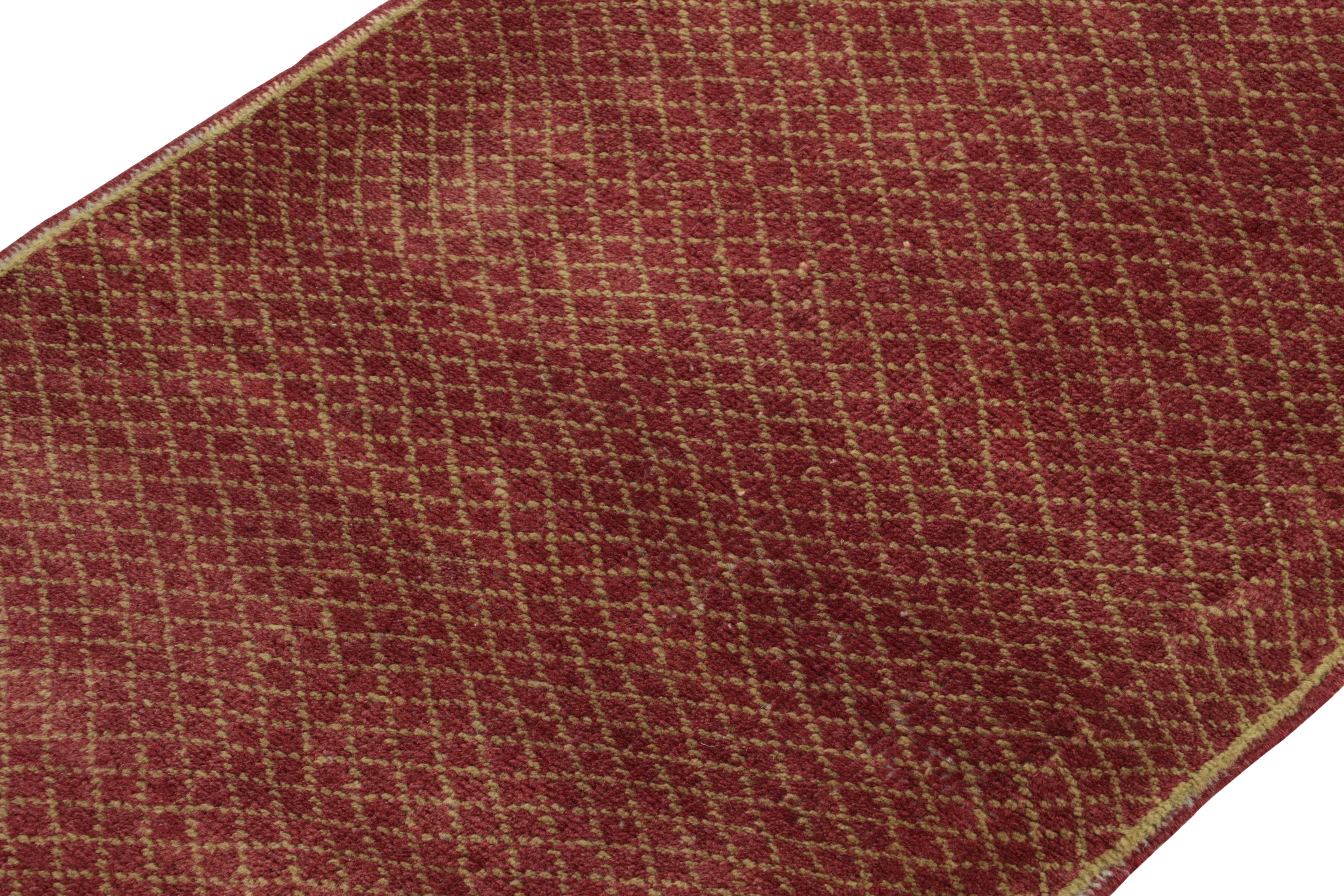 Vintage 1960er Jahre Vintage Distressed Teppich in Rot & Beige mit geometrischem Muster von Teppich & Kelim (Handgeknüpft) im Angebot