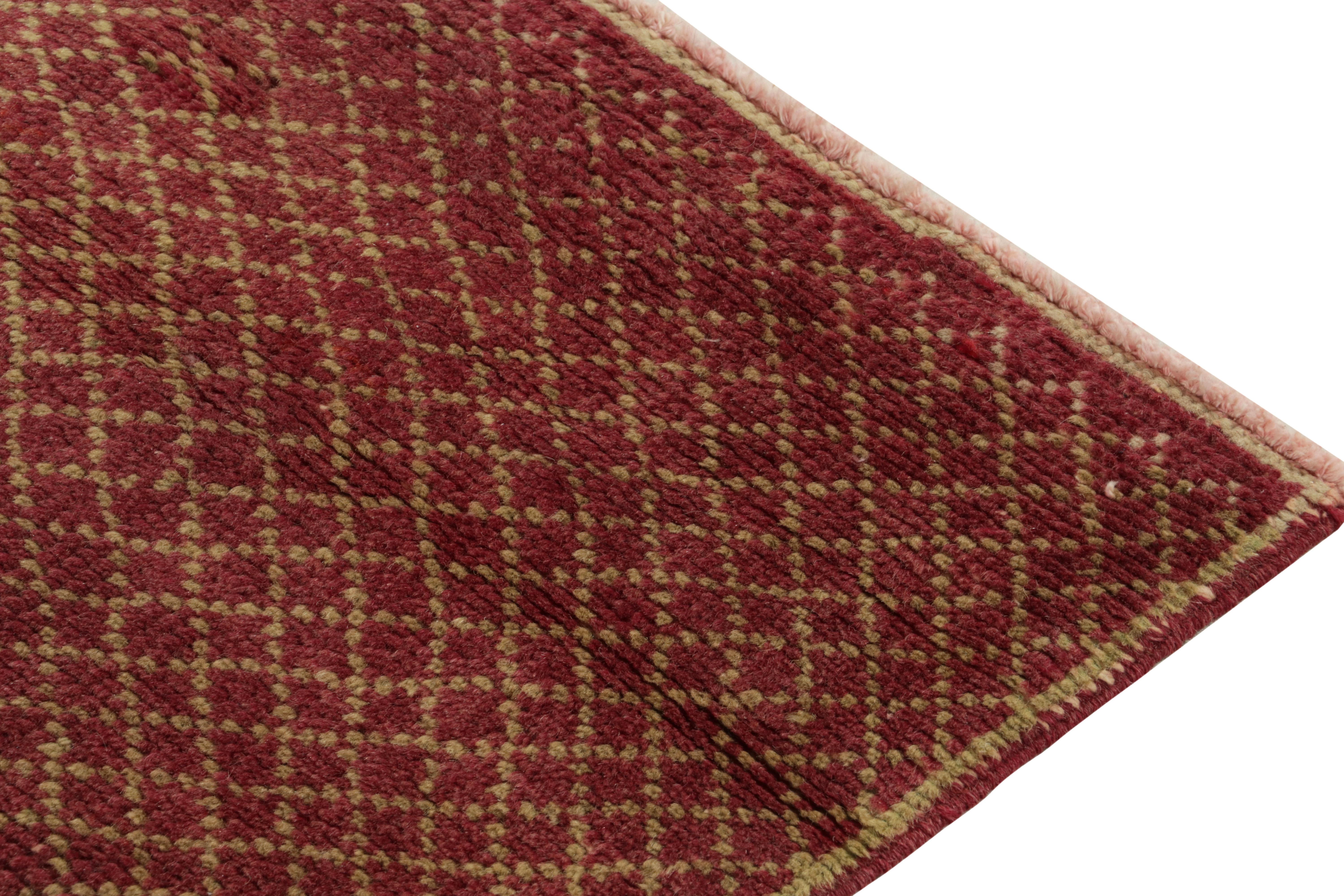 Vintage 1960er Jahre Vintage Distressed Teppich in Rot & Beige mit geometrischem Muster von Teppich & Kelim im Zustand „Gut“ im Angebot in Long Island City, NY