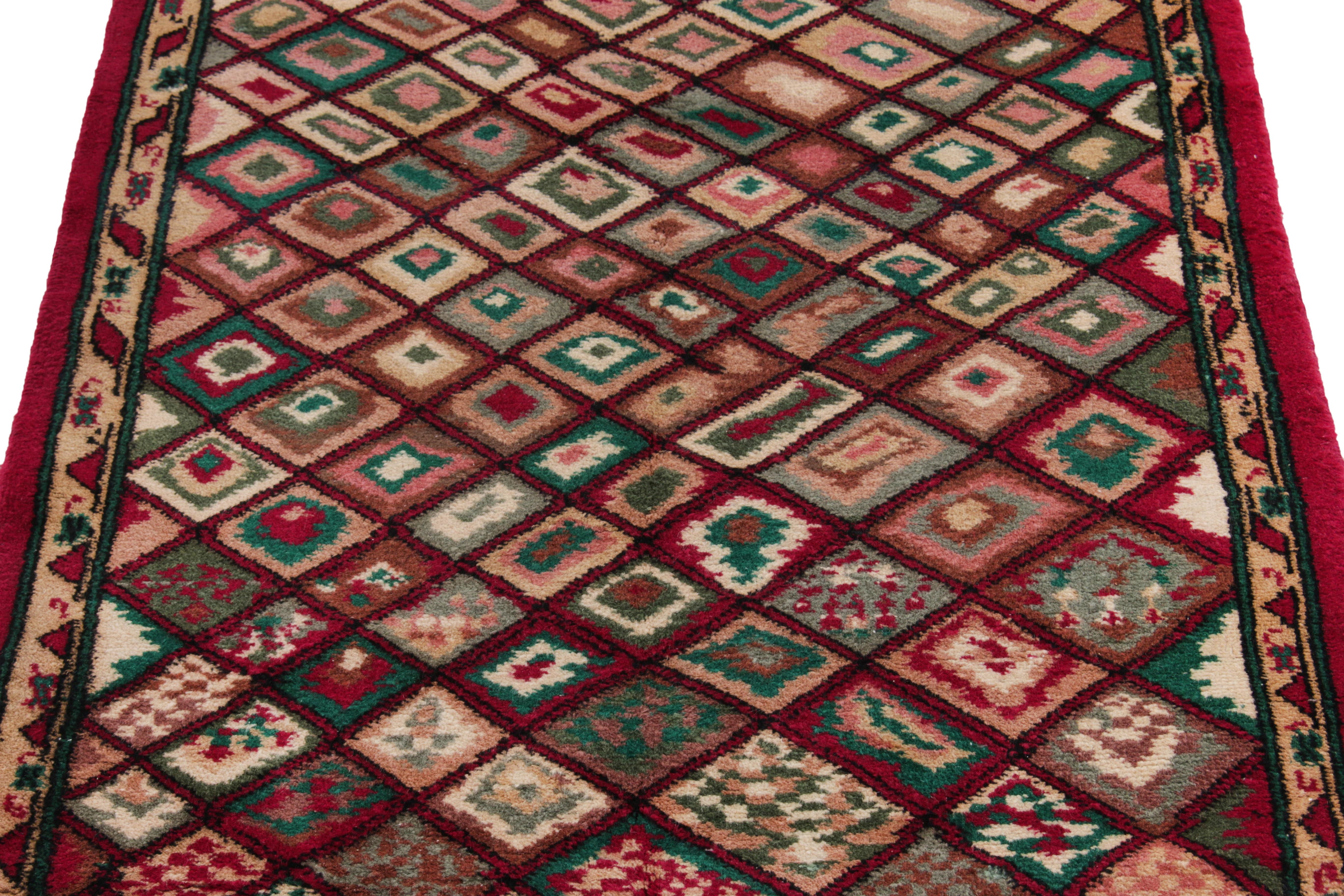 1960er Jahre Vintage Distressed Teppich in Rot & Grün mit geometrischem Muster von Teppich & Kelim (Türkisch) im Angebot