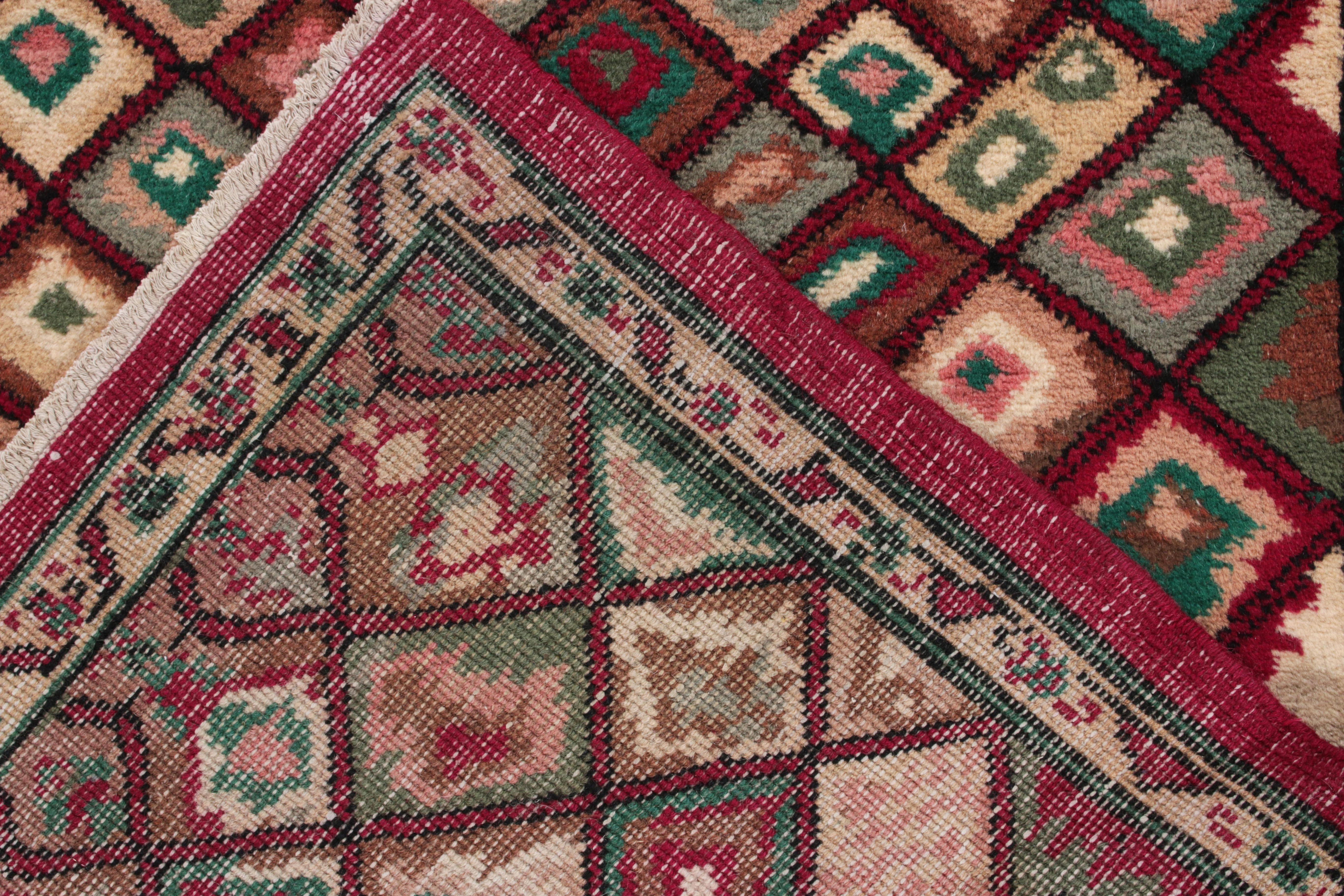 1960er Jahre Vintage Distressed Teppich in Rot & Grün mit geometrischem Muster von Teppich & Kelim (Handgeknüpft) im Angebot