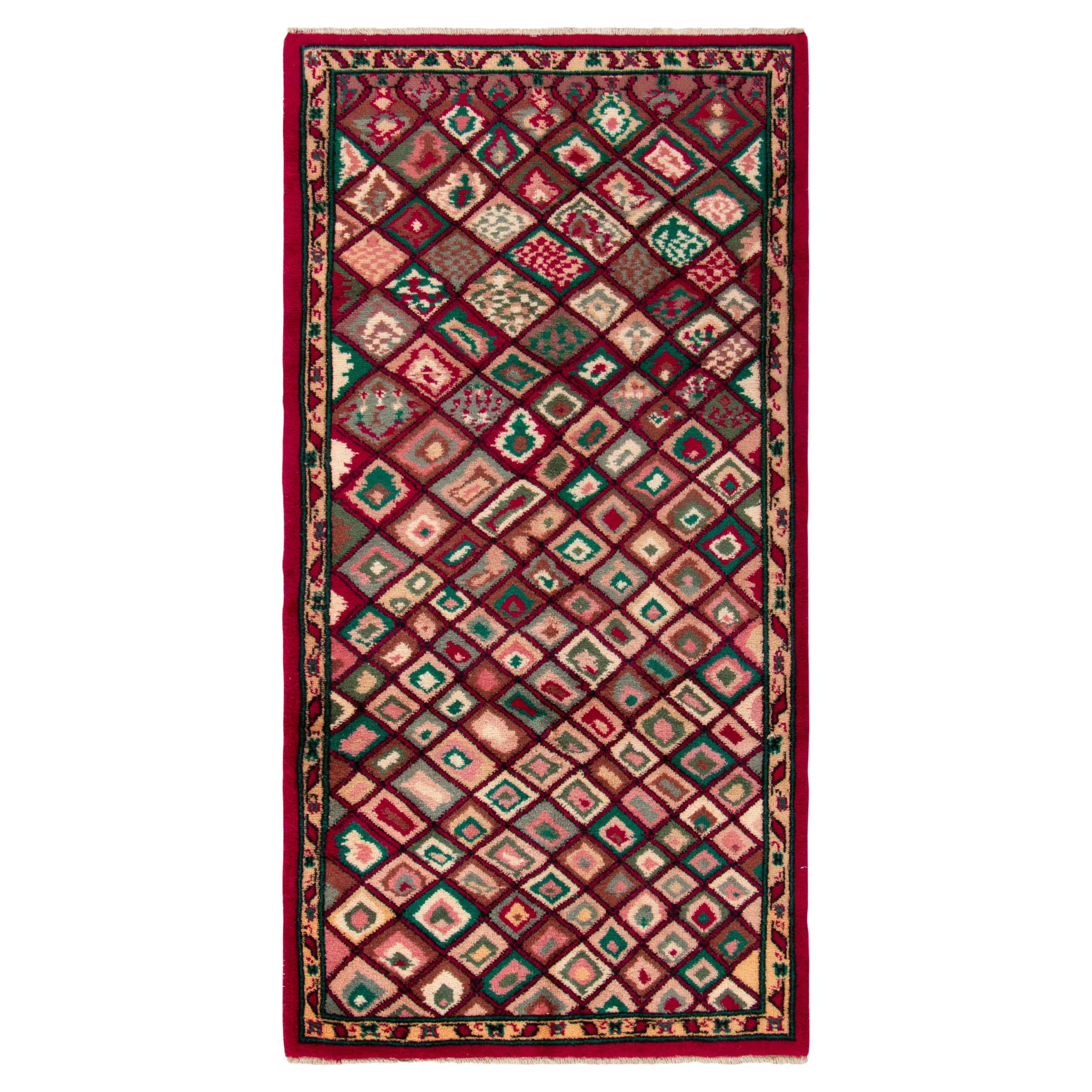 1960er Jahre Vintage Distressed Teppich in Rot & Grün mit geometrischem Muster von Teppich & Kelim