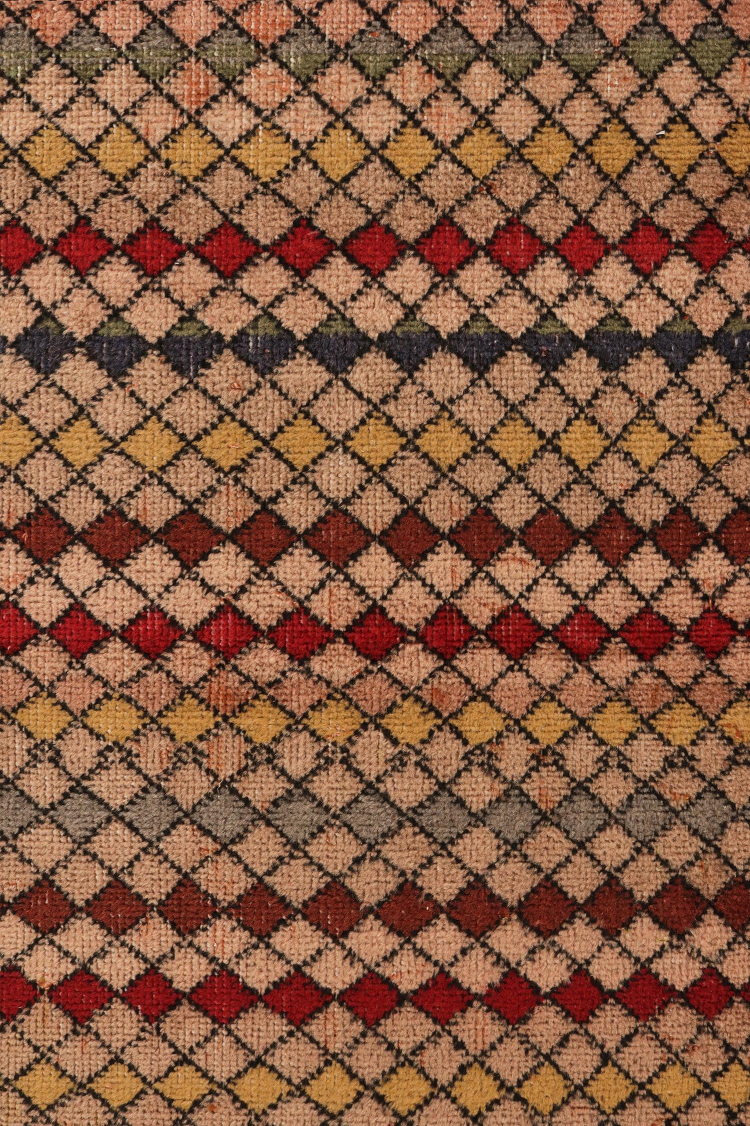 1960er Jahre Vintage Distressed Läufer in mehrfarbigem geometrischem Muster von Teppich & Kelim (Handgeknüpft) im Angebot