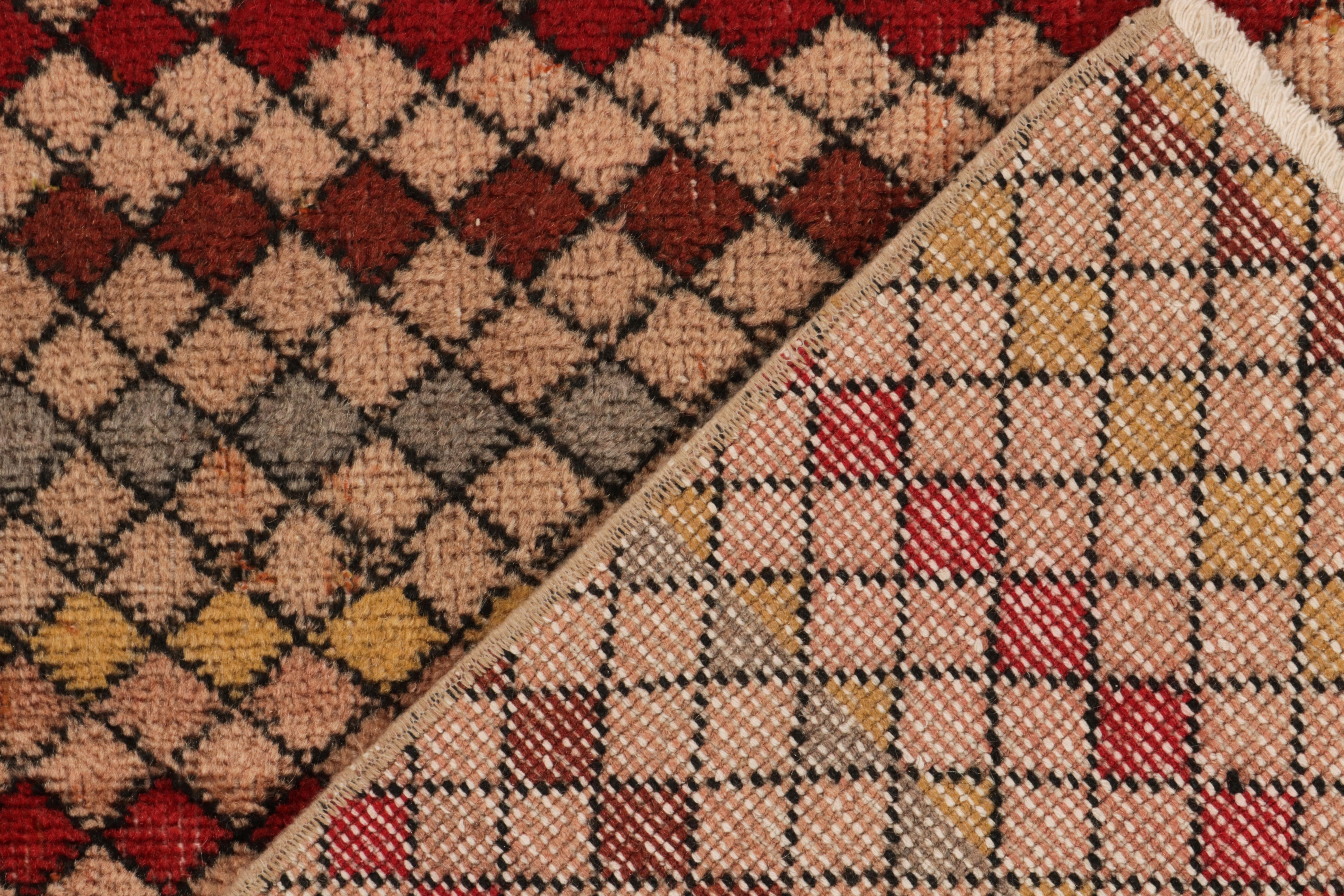 1960er Jahre Vintage Distressed Läufer in mehrfarbigem geometrischem Muster von Teppich & Kelim im Zustand „Gut“ im Angebot in Long Island City, NY