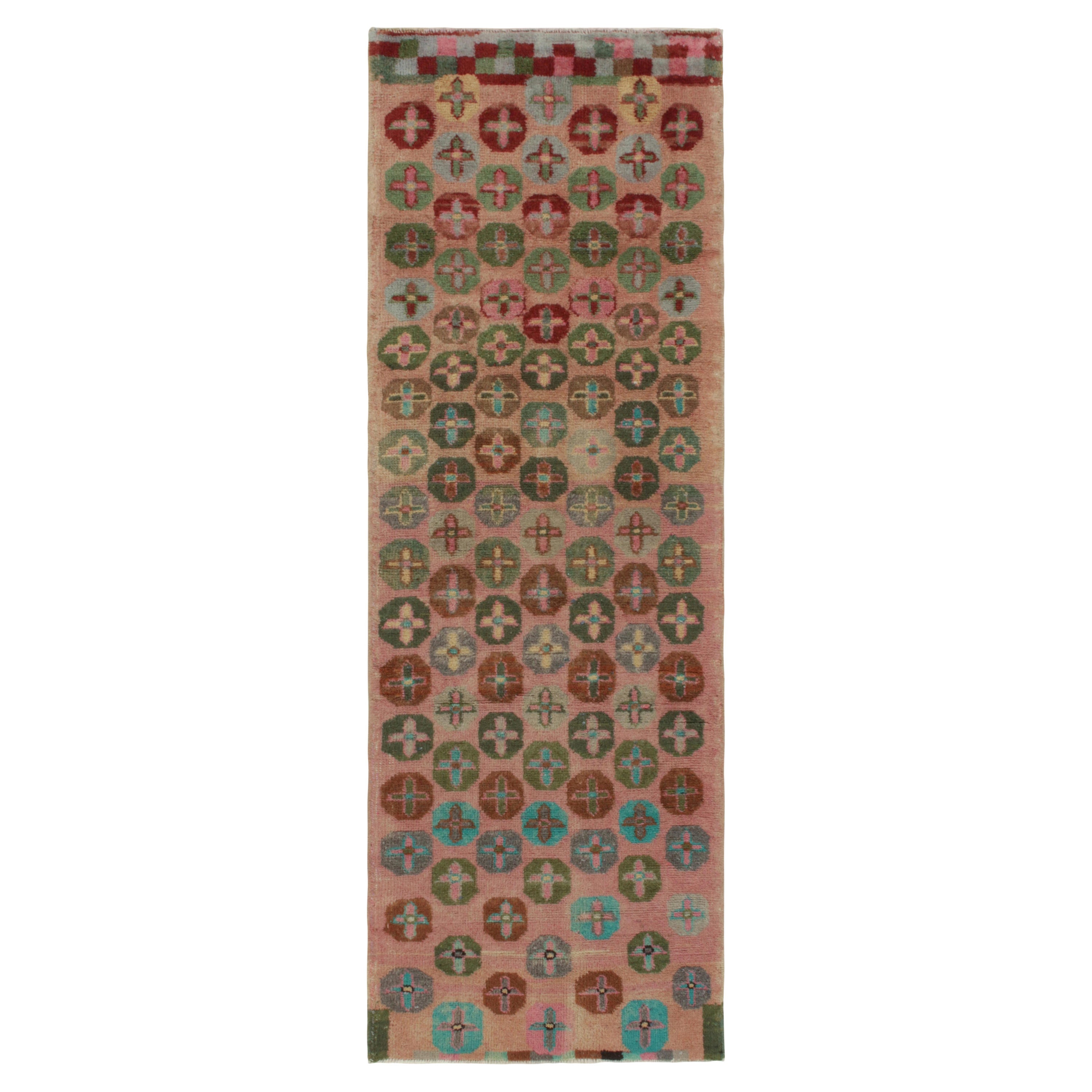 Vintage 1960er Jahre Vintage Distressed Läufer in Rosa, Rot mit geometrischen Mustern von Teppich & Kelim