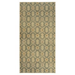 1960er Jahre Vintage Teppich im Used-Stil im Distressed-Stil in Grün, Beige mit Blumenmuster von Rug & Kilim