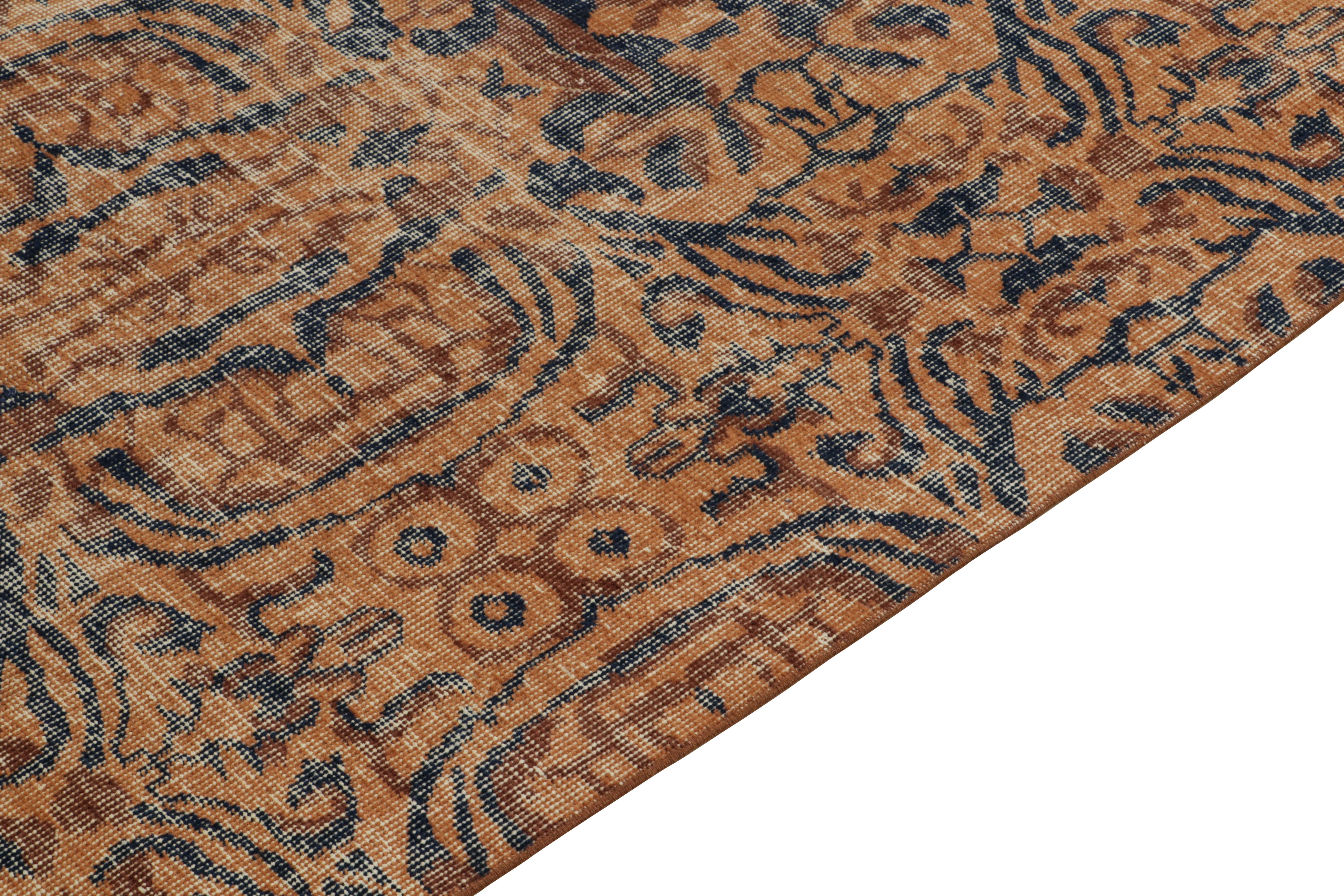 Turc Tapis de style vintage des années 1960 en orange, marron, bleu et motif abstrait de Rug & Kilim en vente