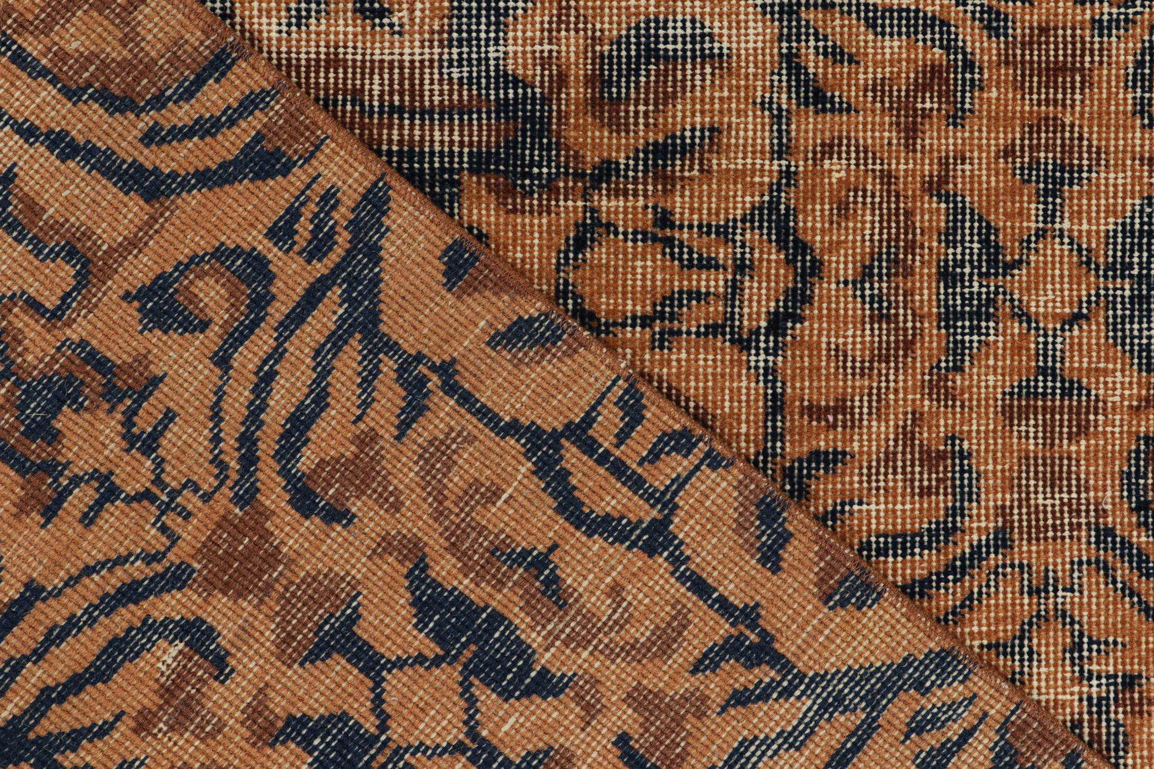 Tapis de style vintage des années 1960 en orange, marron, bleu et motif abstrait de Rug & Kilim Bon état - En vente à Long Island City, NY