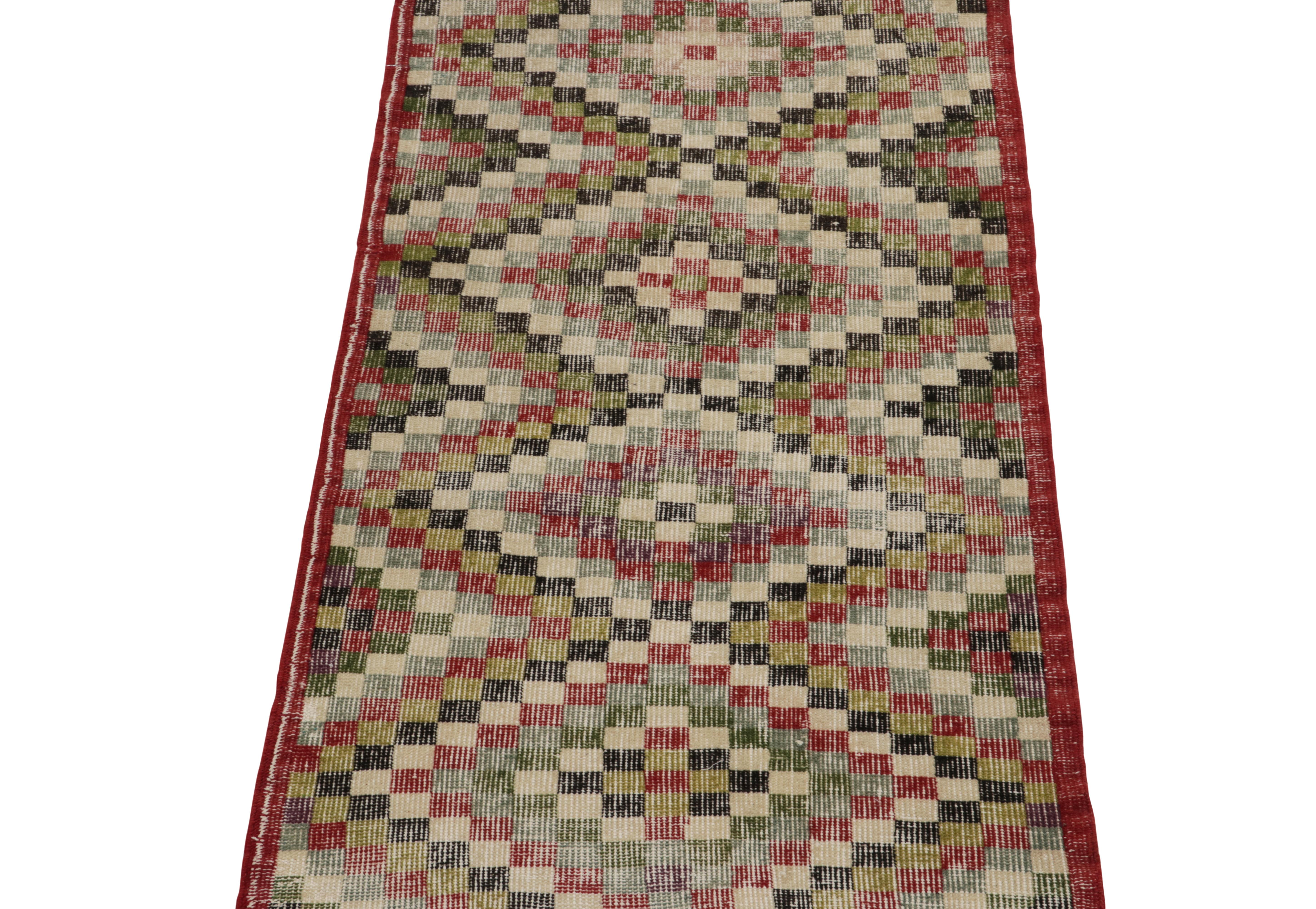 Ein 2 x 5 großer Vintage-Teppich, der sich in unsere Mid-Century-Pascha-Kollektion einreiht, die an die Werke der kühnen Ateliers der 1960er Jahre erinnert. 

Das shabby-chic Design erfreut sich eines anmutigen mehrfarbigen geometrischen Musters