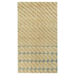 Tapis Zeki Muren vintage des années 1960 en beige-marron, motif de treillis bleu par Rug & Kilim