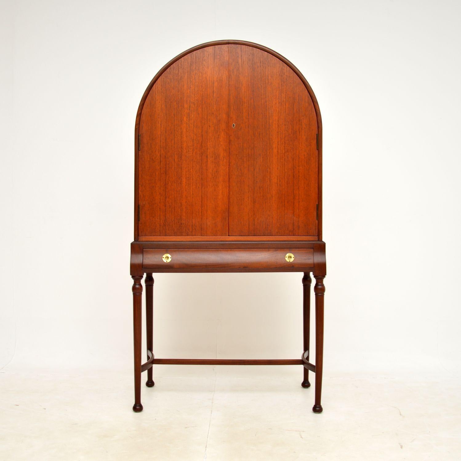 A very stylish and extremely rare vintage teak drinks cabinet. This was almost certainly designed by Robert Heritage, it was made in England, and dates from the 1960s.

Robert Heritage produced some pieces in the 1960’s for a little known British
