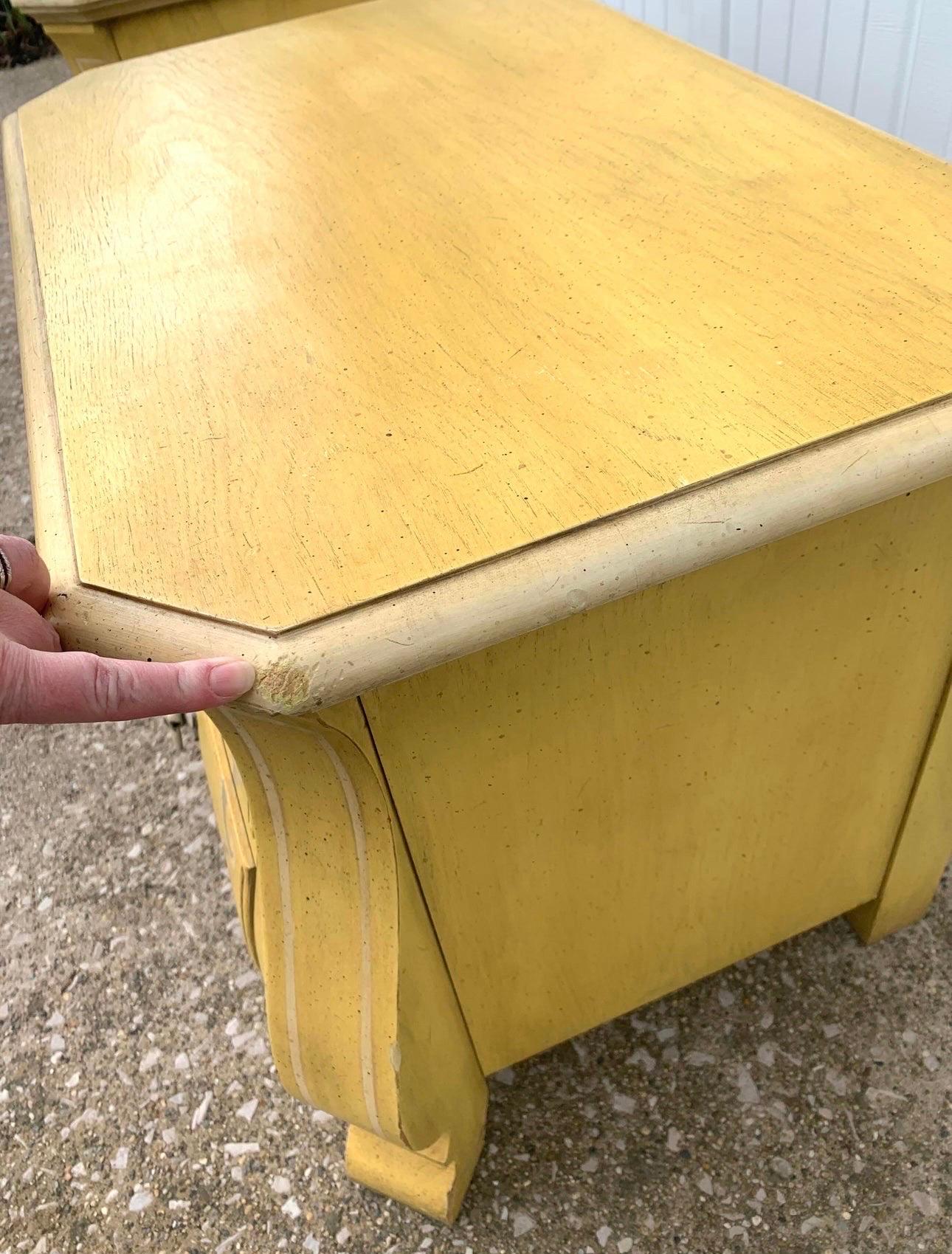 Vintage 1960's Drexel French Bombay chest nightstands a pair. En bon état vintage. En peinture faux bois rococo jaune moutarde d'origine. A besoin d'être restauré. Une tache d'eau de javel sur le dessus de l'un et quelques éclats ici et là que vous