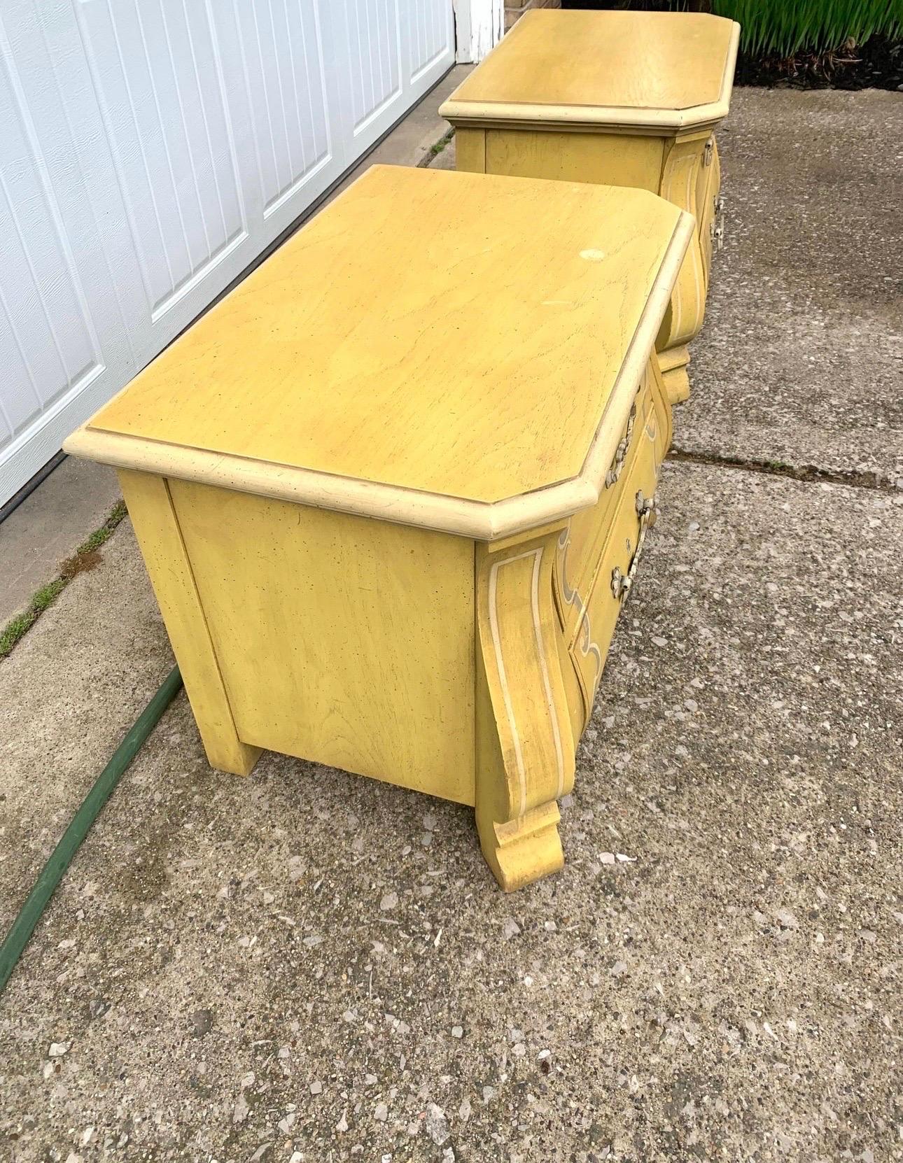 Paire de tables de nuit vintage Drexel françaises Bombay jaune moutarde des années 1960 Bon état à Portage, MI