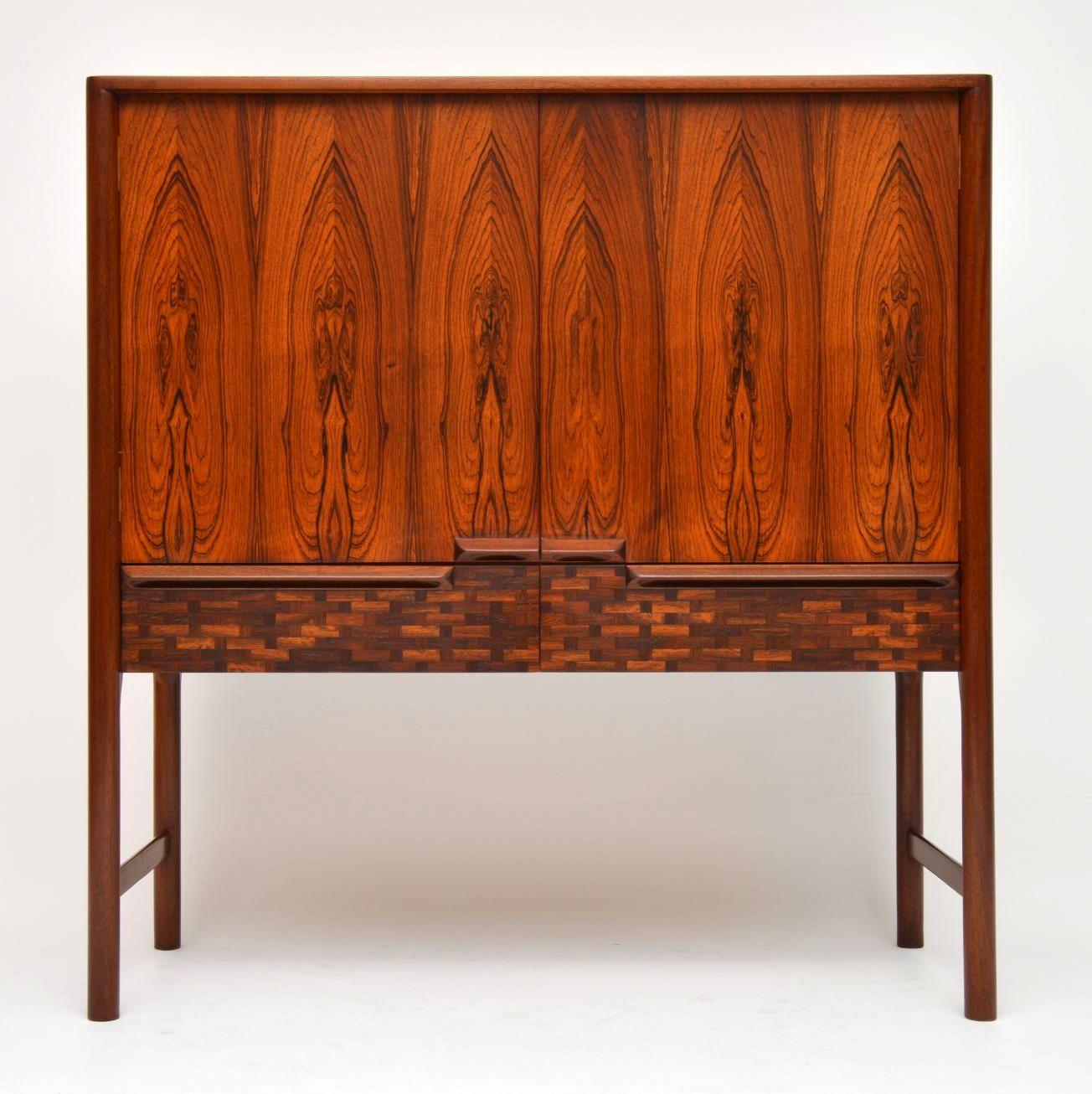 A superb and very impressive vintage drinks cabinet, made by McIntosh and dating from the 1960s. This has some of the most impressive grain patterns you could ever see, with lots of other nice features. The lower drawers fronts have a beautiful