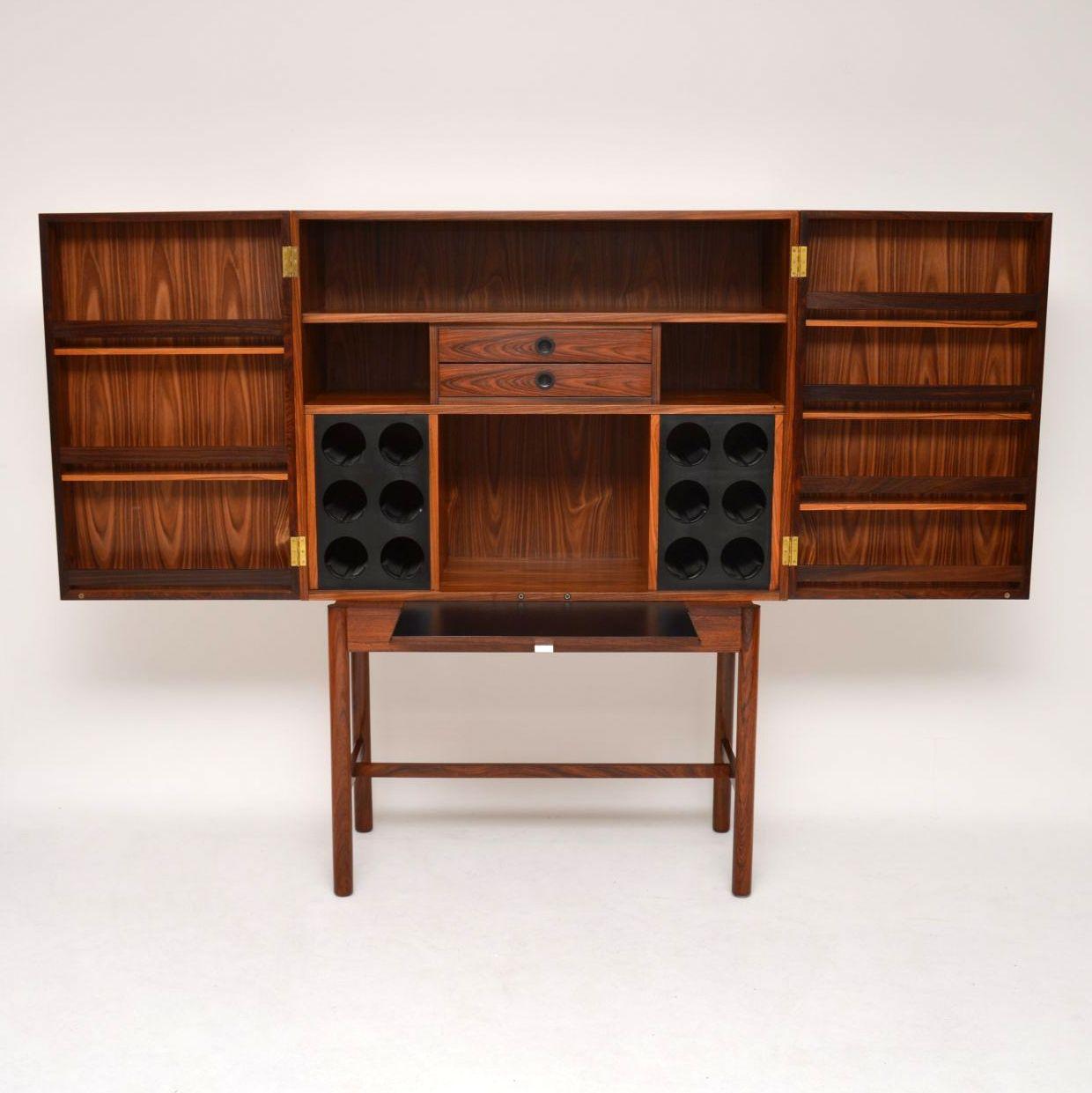 A large, impressive and extremely beautiful drinks cabinet, this was designed by Robert Heritage and made by Archie Shine in the 1960s. The quality is absolutely superb, this has stunning wood grain patterns throughout, even on the inside. The