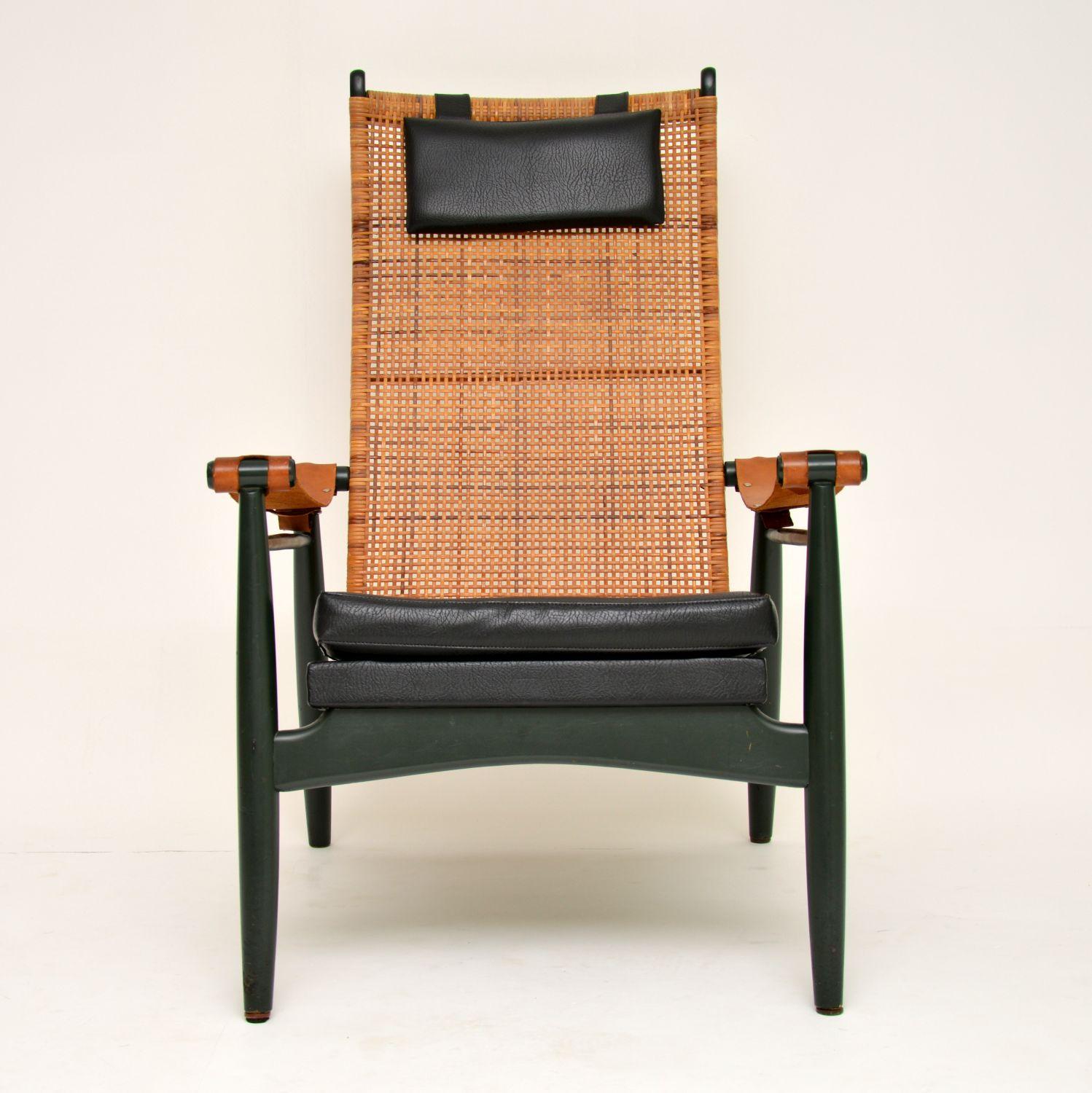 A very stylish and extremely comfortable vintage armchair made in Holland during the 1960s. This was designed by PJ Muntendam, and was made by Jonkers. This has an interesting combination of materials; a green wooden frame, tan leather armrests,