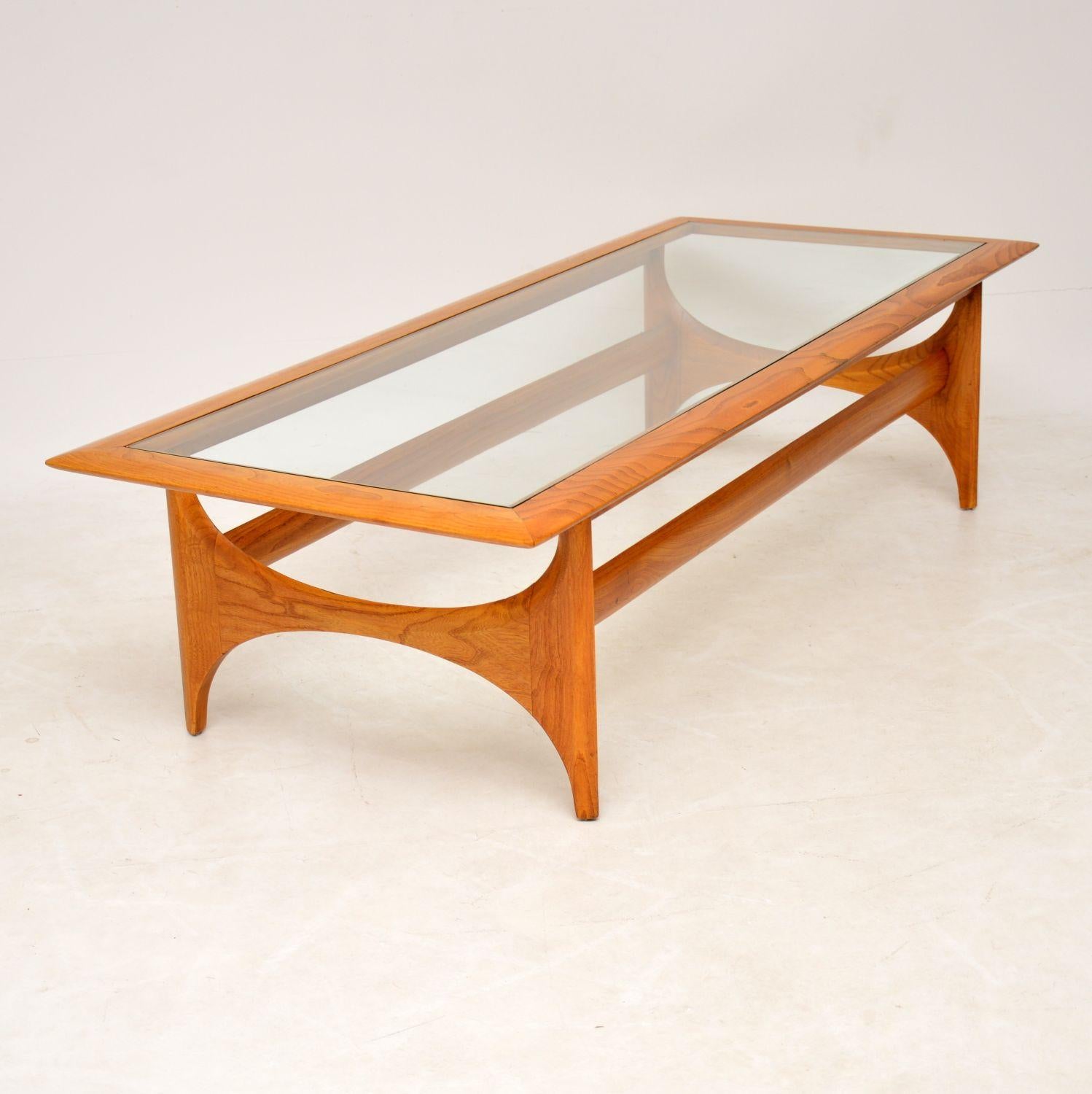 A beautiful and very rare coffee table in elmwood, this was made in the USA by Lane Altavista, it dates from the 1960s. It has a stunning design and is of amazing quality, this is also a great size. The condition is superb, we have had the frame