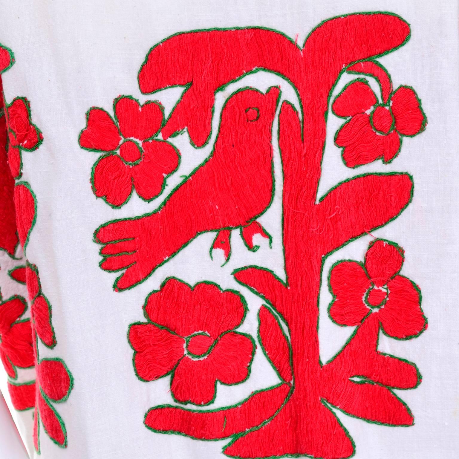 Besticktes Mittelamerikanisches Kleid mit roten Vögeln aus der Nachlass-Kollektion der 1960er Jahre (Grau) im Angebot