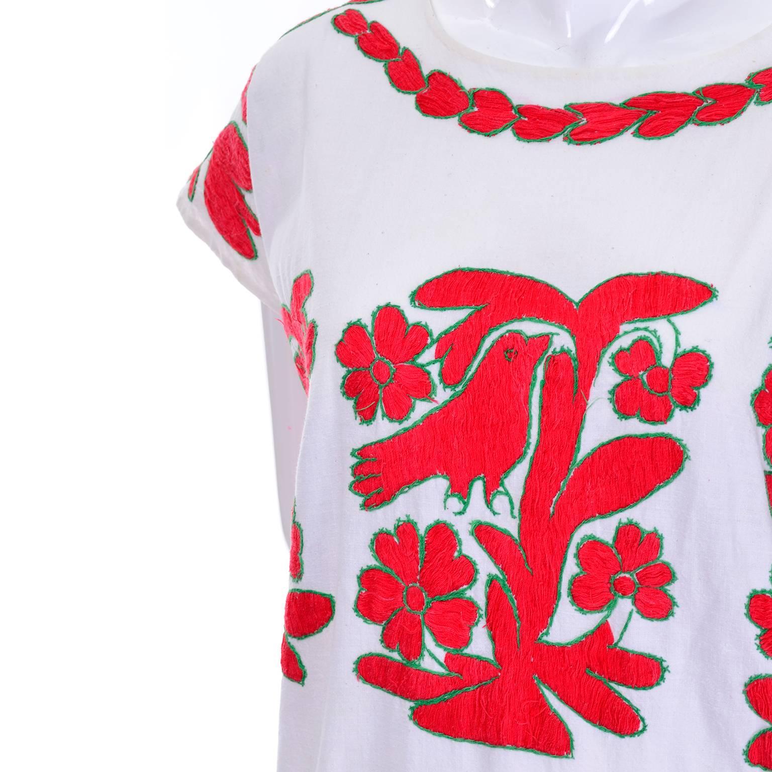 Besticktes Mittelamerikanisches Kleid mit roten Vögeln aus der Nachlass-Kollektion der 1960er Jahre Damen im Angebot