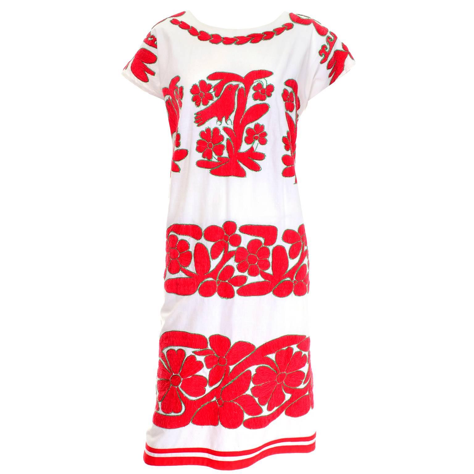 Besticktes Mittelamerikanisches Kleid mit roten Vögeln aus der Nachlass-Kollektion der 1960er Jahre im Angebot