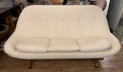 Canapé anglais vintage Greaves and Thomas 'Egg' en tissu bouclé blanc des années 1960