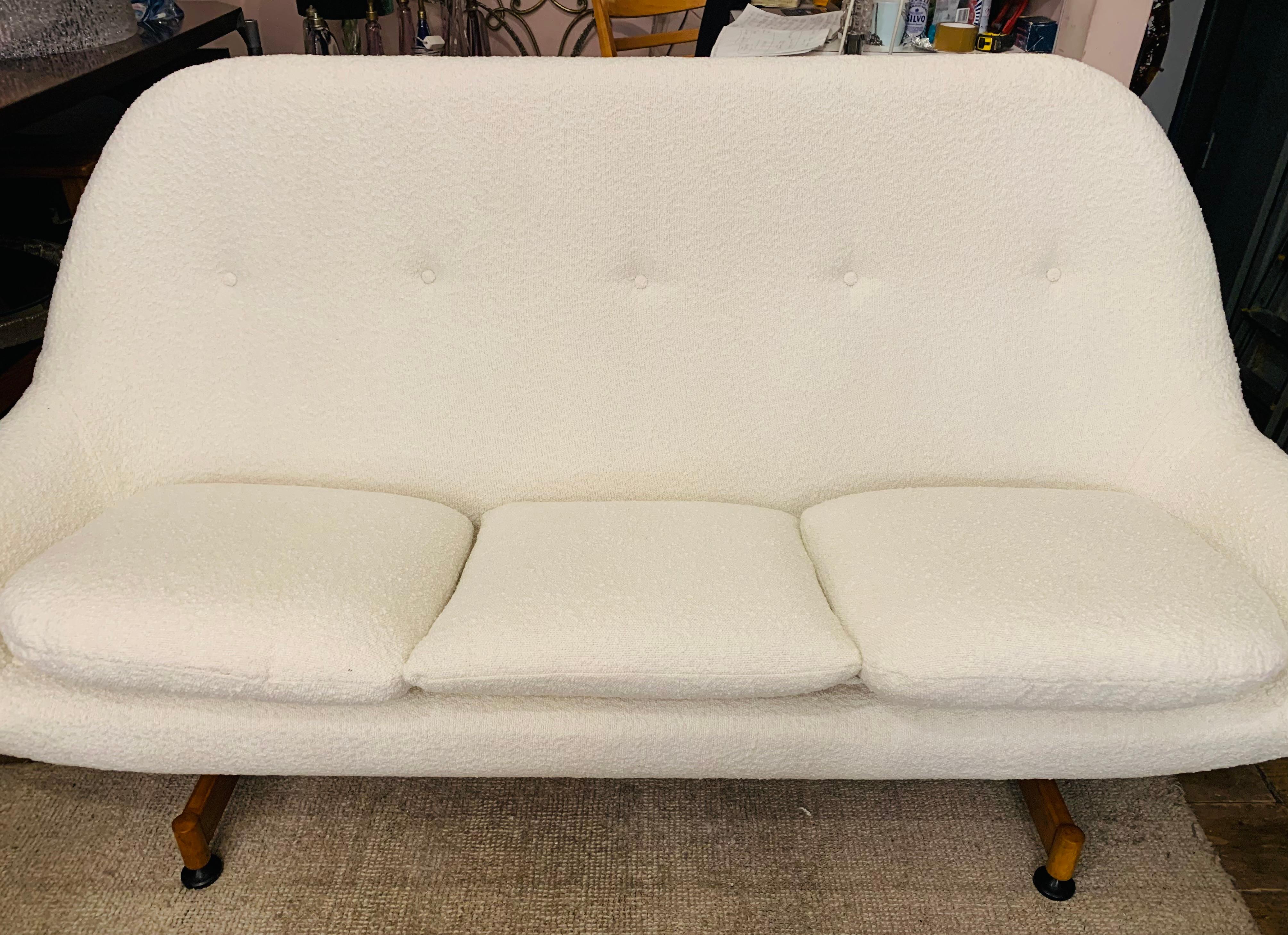 1960s Vintage English Greaves and Thomas 'Egg' Sofa in White Boucle Fabric In Good Condition In London, GB