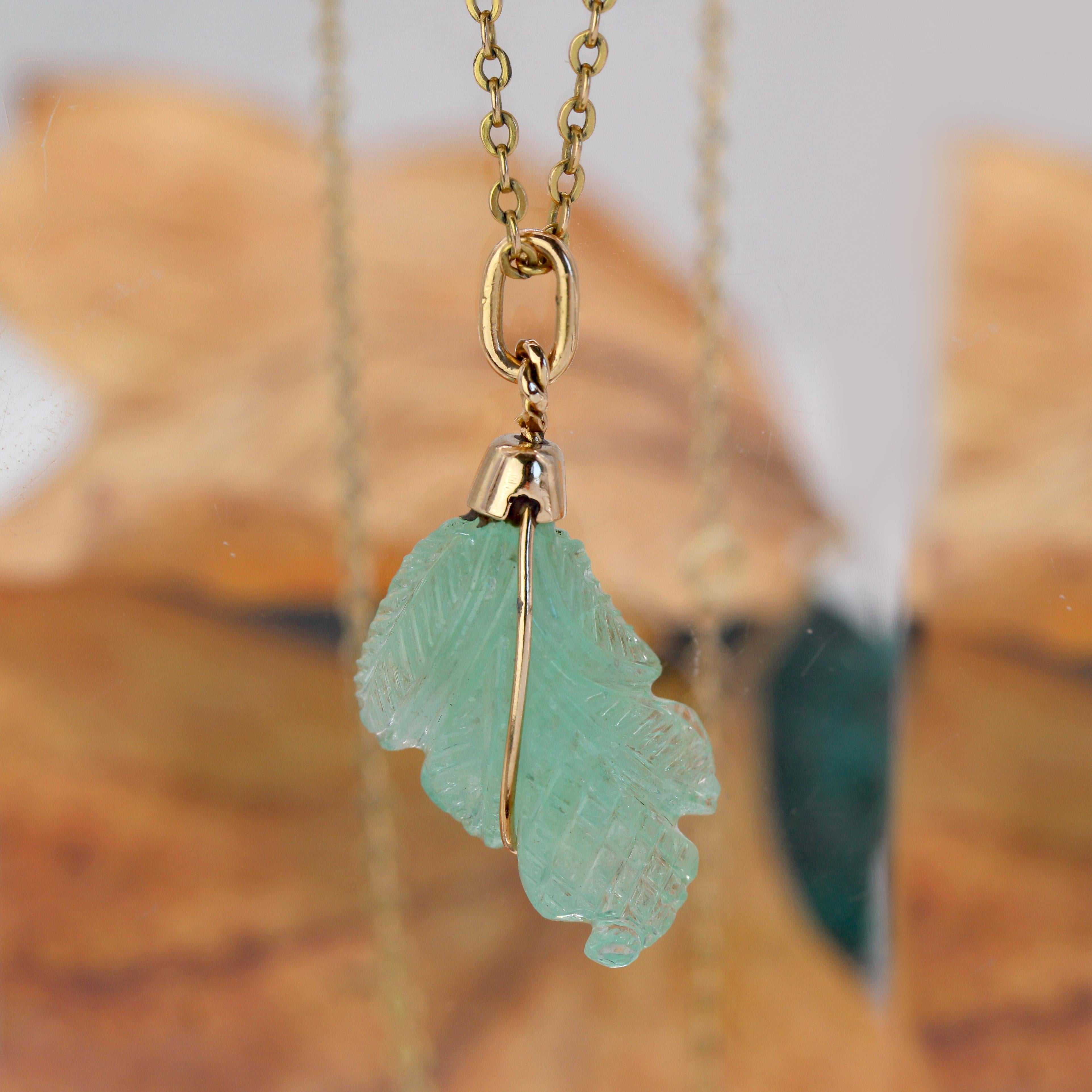 Rétro Ciondolo in oro 18 carati con smeraldo inciso, anni '60. in vendita