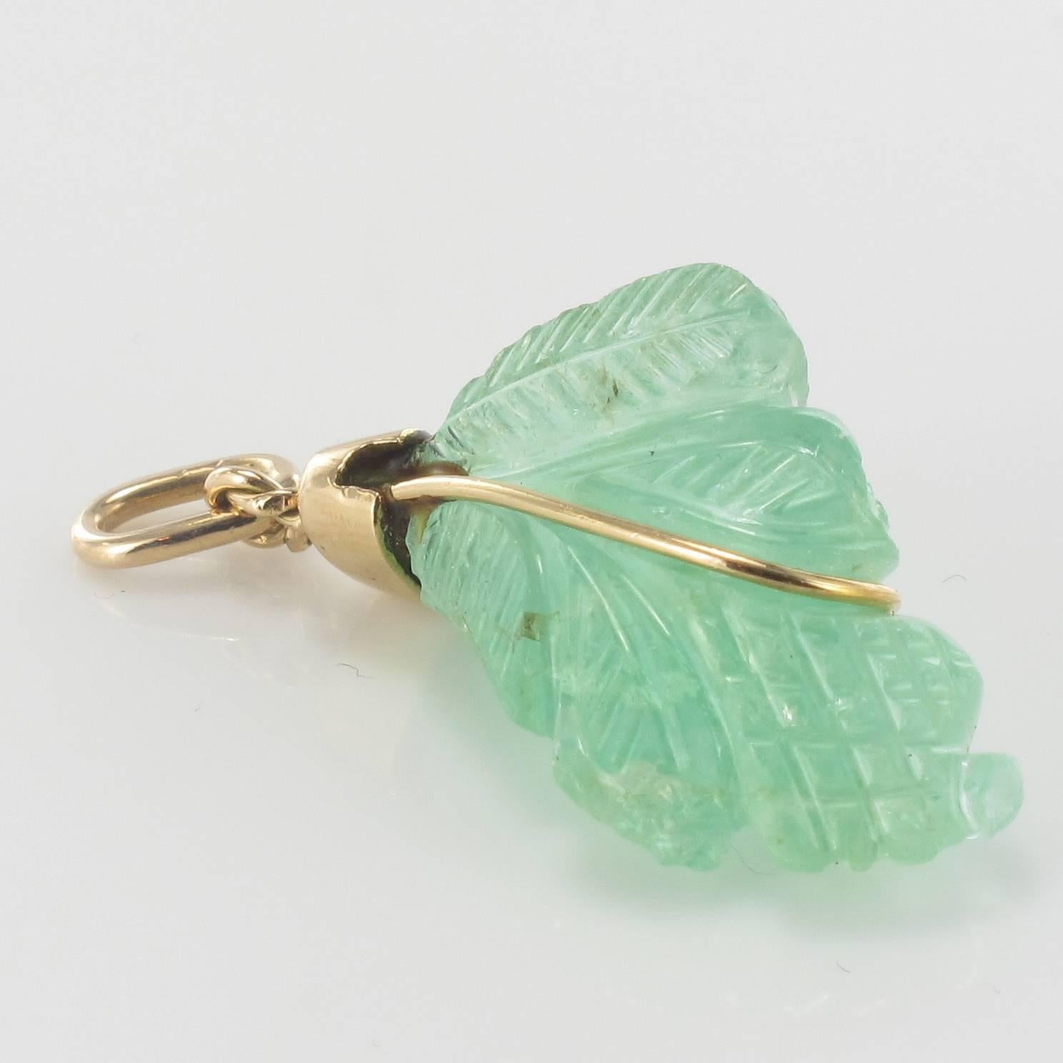 1960s Vintage Engraved Emerald 18 Karats Gold Pendant Charm In Excellent Condition For Sale In Poitiers, FR