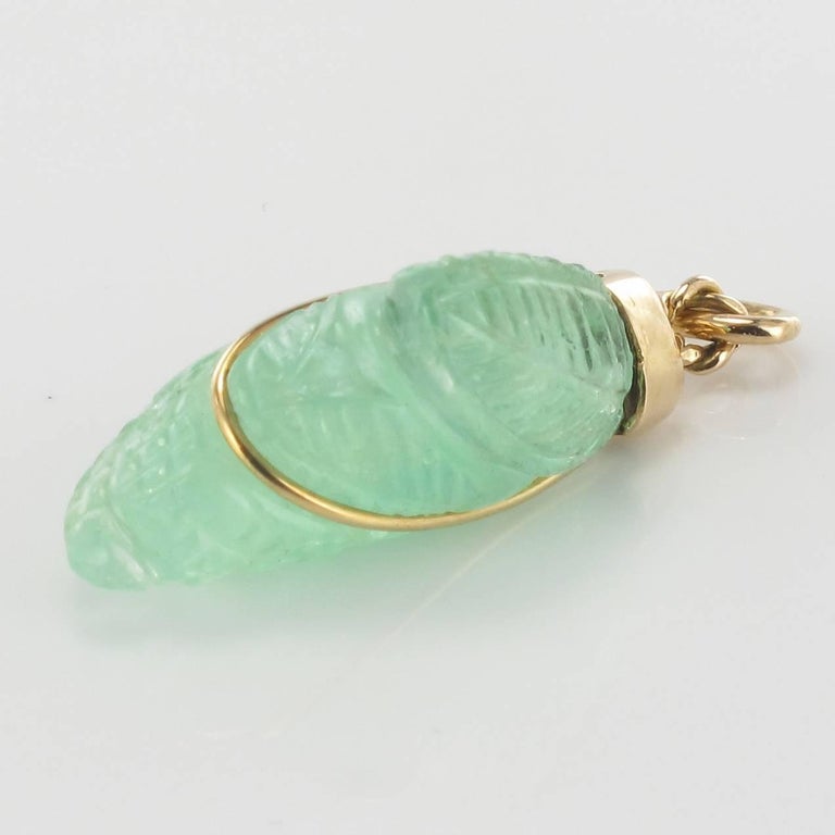 1960s Vintage Engraved Emerald 18 Karats Gold Pendant Charm In Excellent Condition For Sale In Poitiers, FR