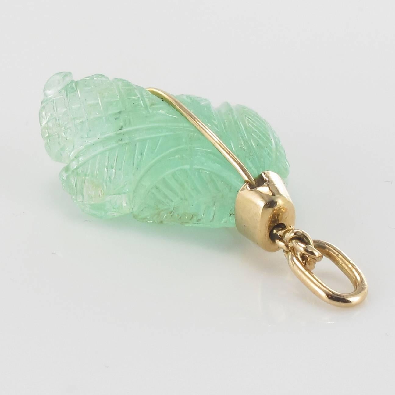 1960s Vintage Engraved Emerald 18 Karats Gold Pendant Charm For Sale 2