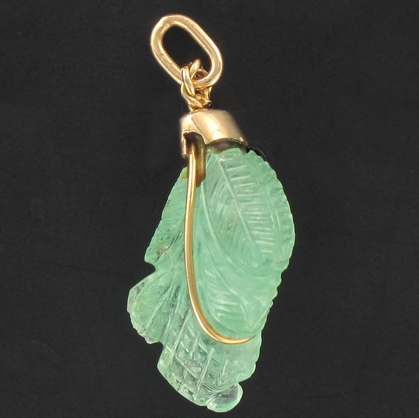 1960s Vintage Engraved Emerald 18 Karats Gold Pendant Charm For Sale 4