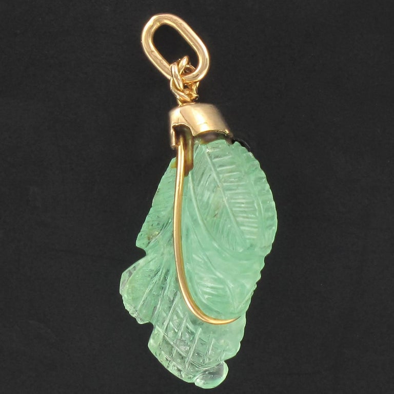 1960s Vintage Engraved Emerald 18 Karats Gold Pendant Charm For Sale 1