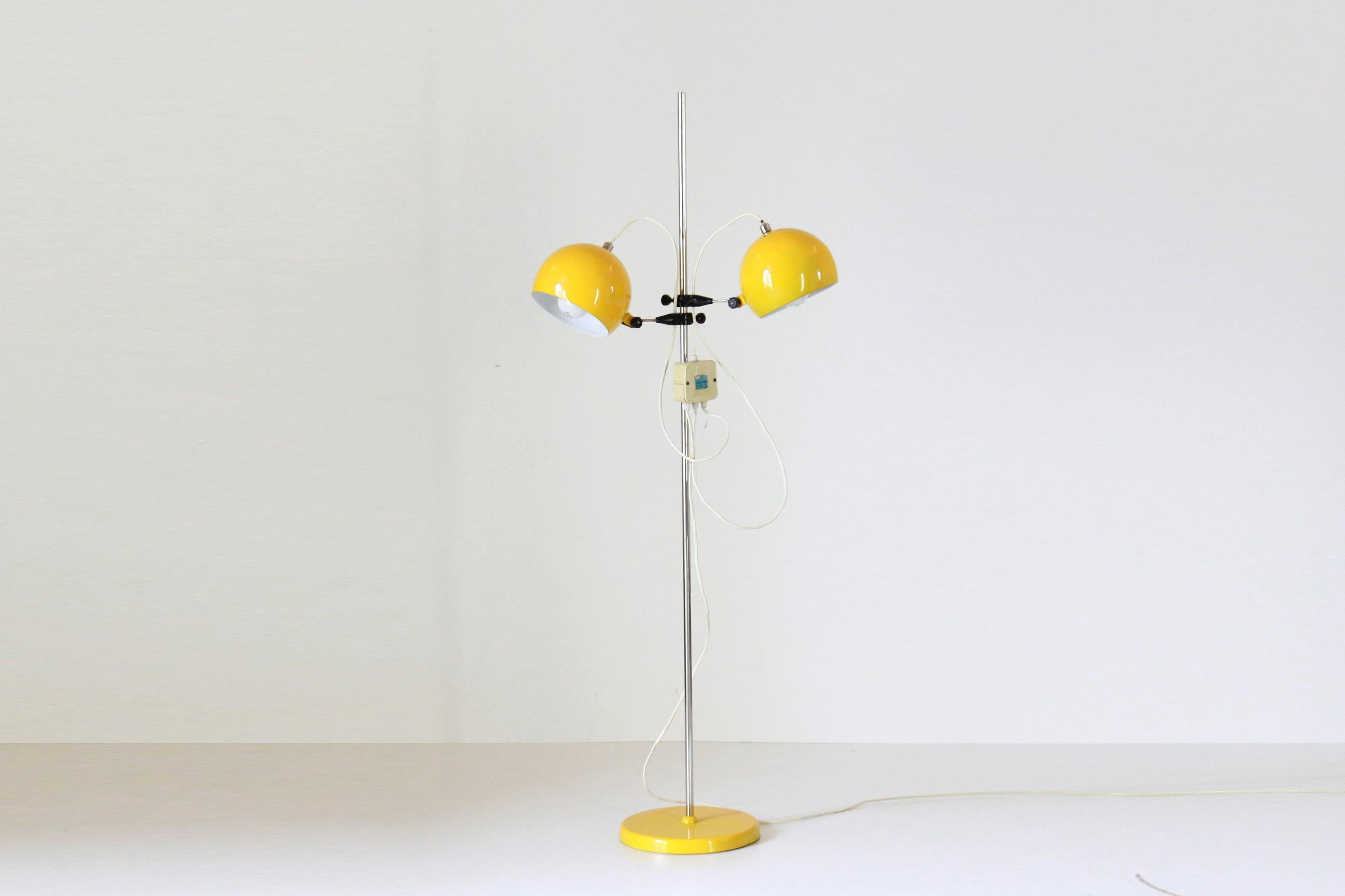 A 1960s vintage floor lamp with yellow structure and two adjustable lights spots system.
In really good conditions and perfectly working. 

2 E27 light spots.
Light diametre: 17cm.