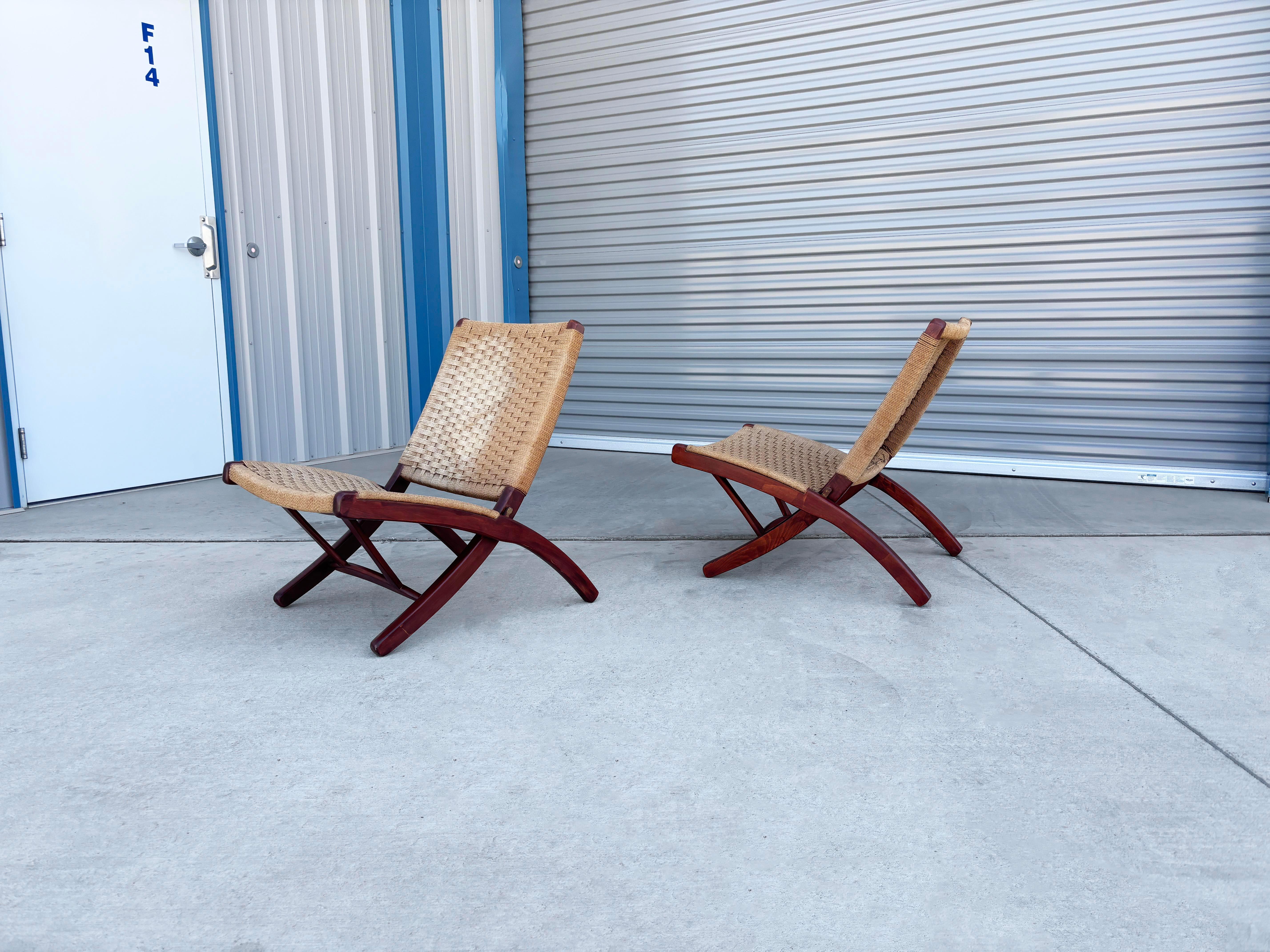 ✨ Mid-Century Modern Folding Rope Chairs by Hans Wegner ✨

Iconic and effortlessly stylish, these Danish folding chairs by Hans Wegner are a true celebration of mid-century design. Featuring handwoven rope seats and sculptural wood frames, they