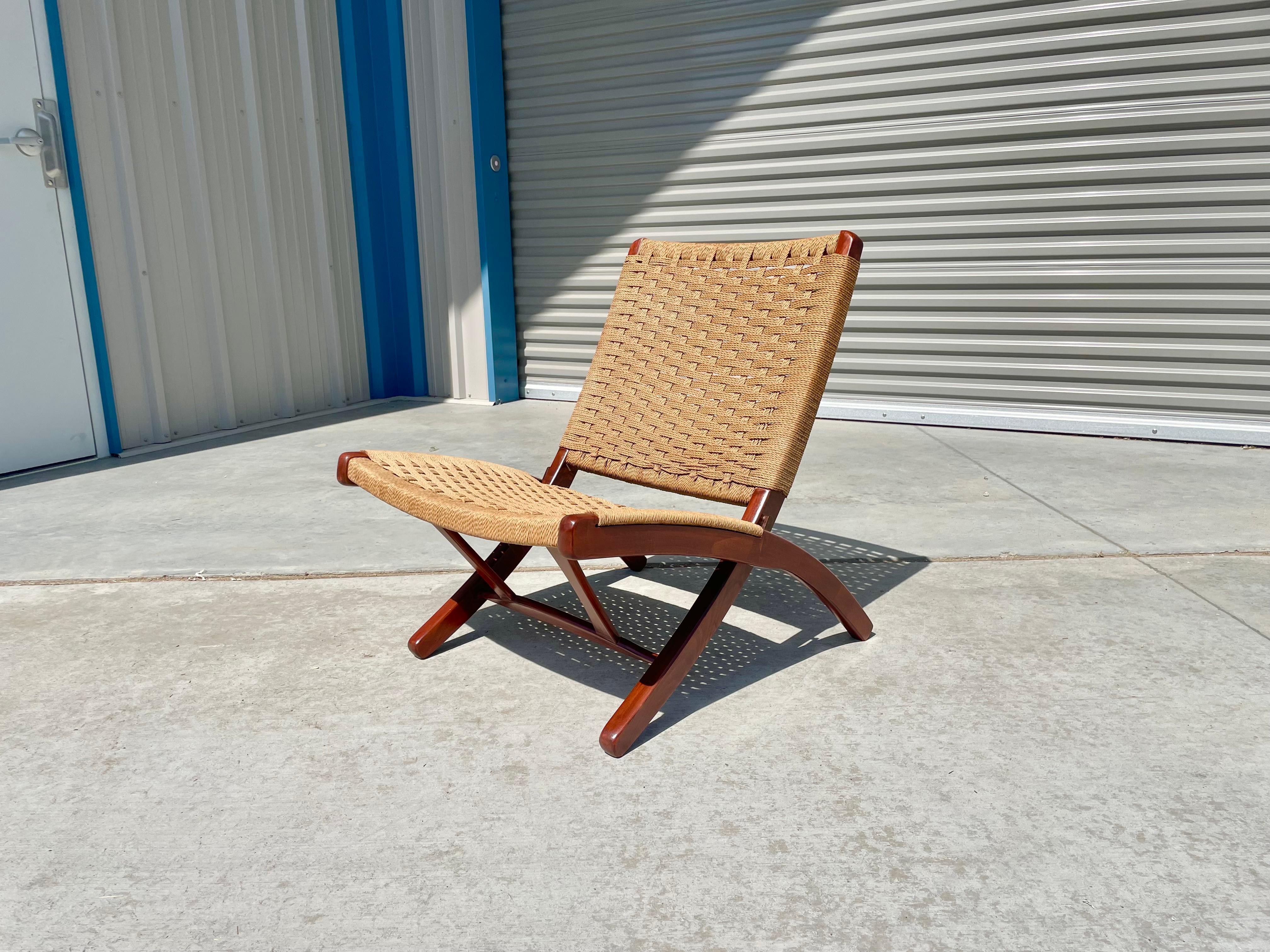 1960s Vintage Folding Rope Lounge Chairs Styled After Hans Wegner In Good Condition For Sale In North Hollywood, CA