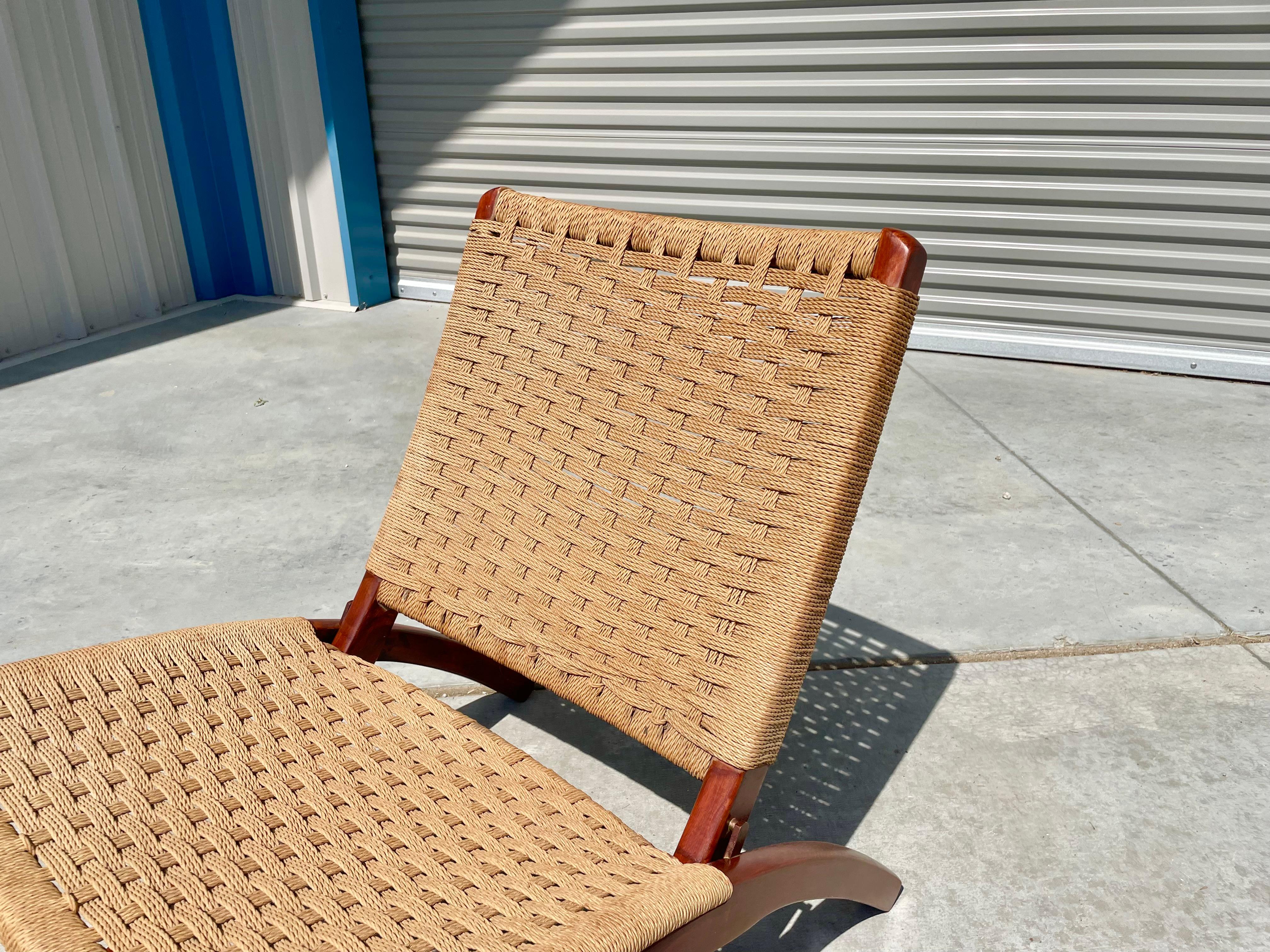 1960s Vintage Folding Rope Lounge Chairs Styled After Hans Wegner In Good Condition For Sale In North Hollywood, CA