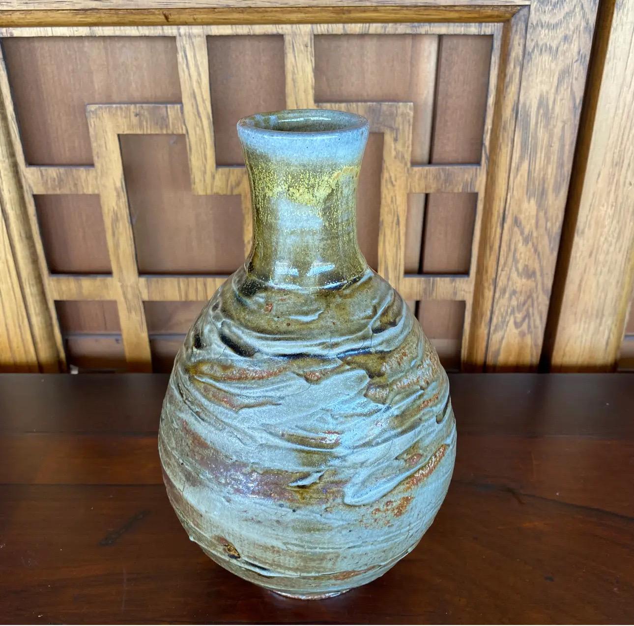 Exquisite Vintage Folk Art Studio Pottery Vase - Einzigartige Relief Oberfläche & Sanfte Beige Töne

Verleihen Sie Ihrer Einrichtung einen Hauch von zeitloser Eleganz mit diesem wunderbaren Stück Studiotöpferware im Vintage-Stil. Diese
