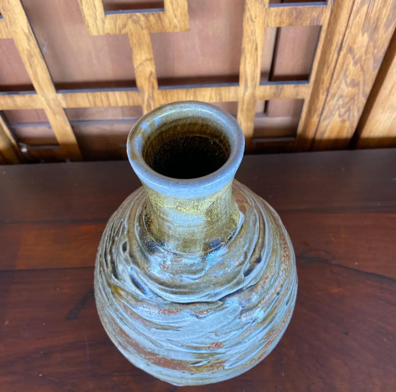 1960's Vintage Folk Art Studio Pottery Bud Vase (Volkskunst) im Angebot