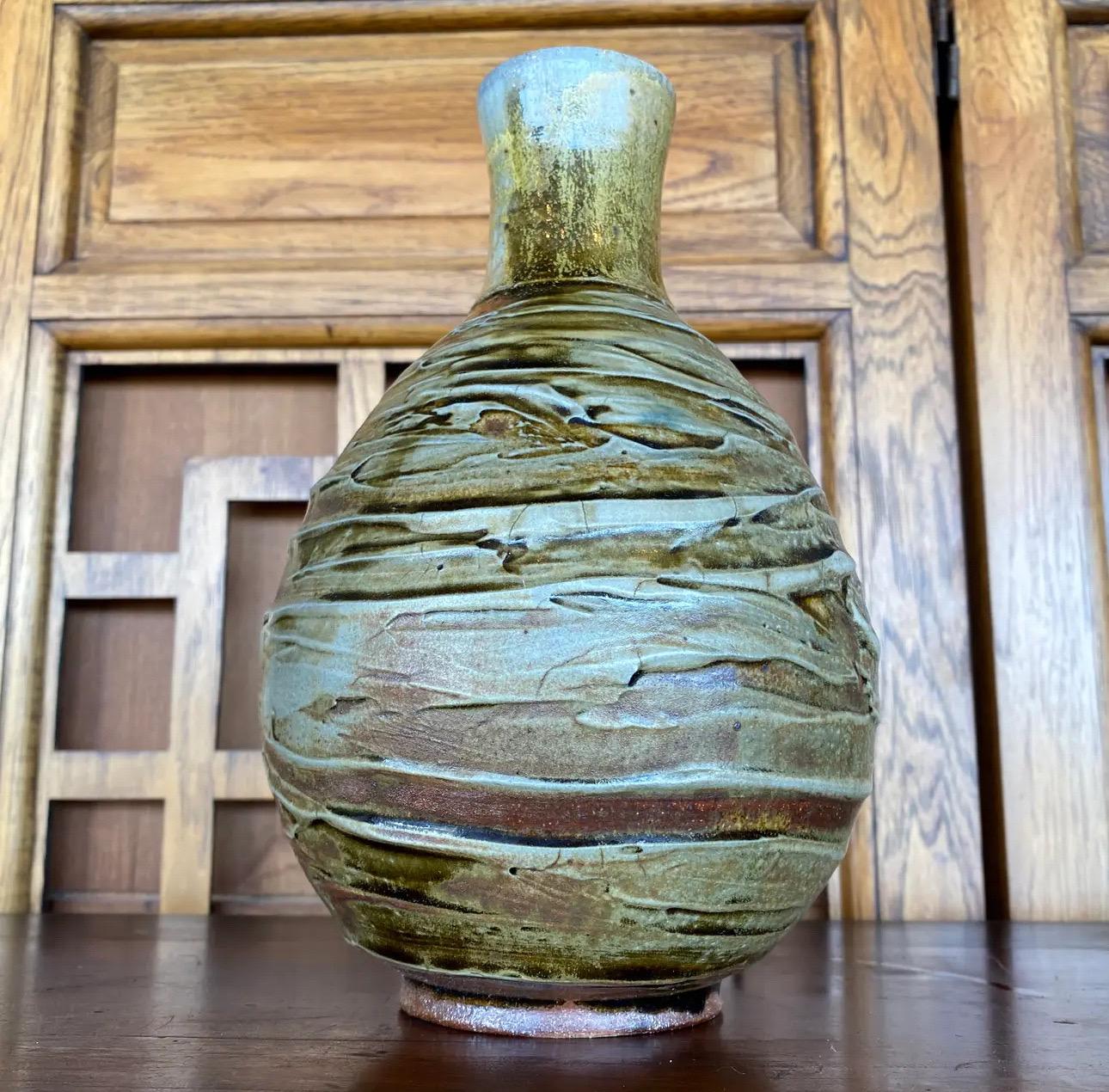 1960's Vintage Folk Art Studio Pottery Bud Vase (Handgefertigt) im Angebot