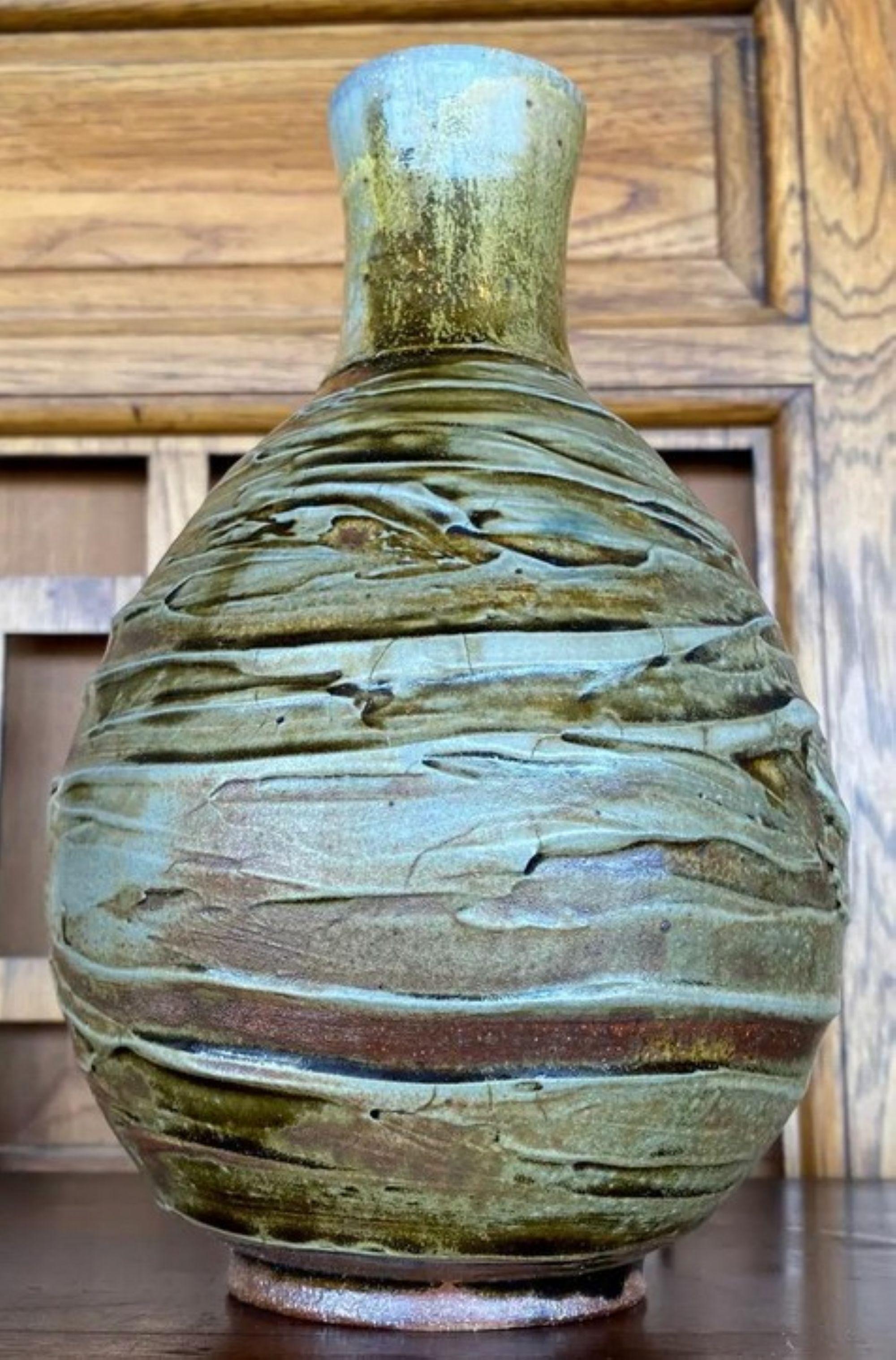 1960's Vintage Folk Art Studio Pottery Bud Vase im Angebot 1