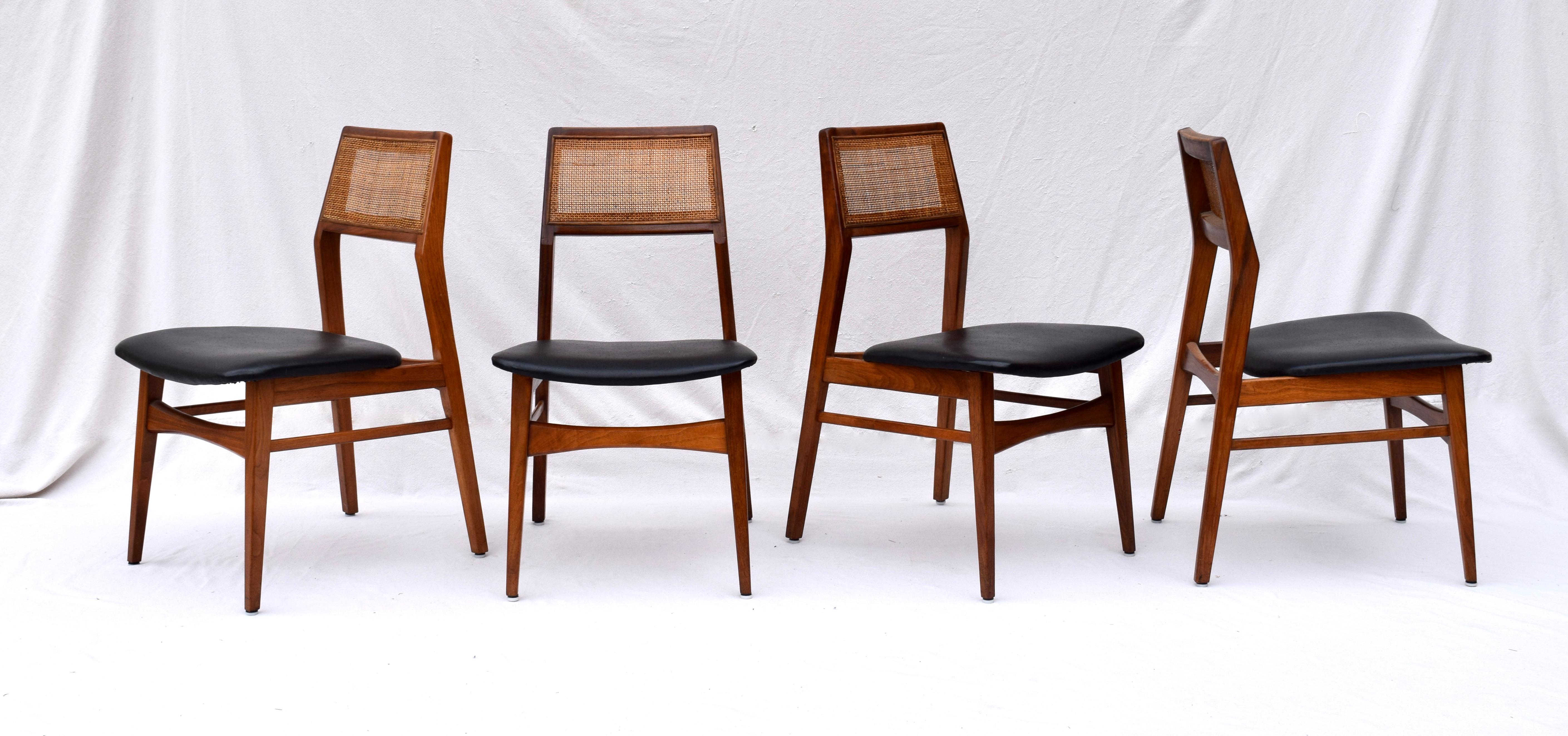 Set of 6 Foster McDavid midcentury dining chairs with comfortable black naugahyde seats and caned backs. Original finish in beautifully maintained condition in the distinct style of Jens Risom.