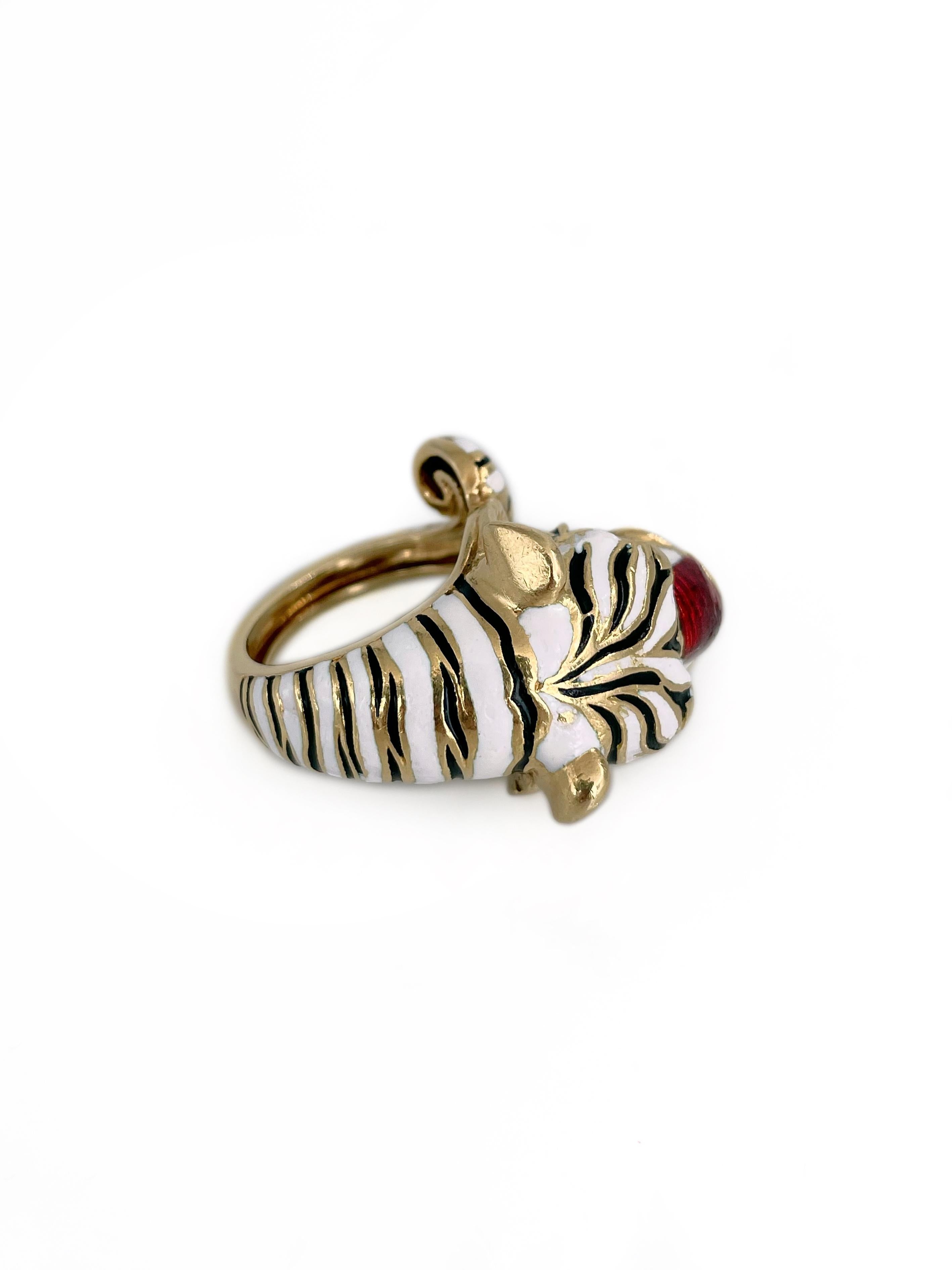 1960s Vintage Frascarolo 18 Karat Gold Ruby Enamel Tiger Cocktail Ring In Good Condition For Sale In Vilnius, Vilniaus apskr.
