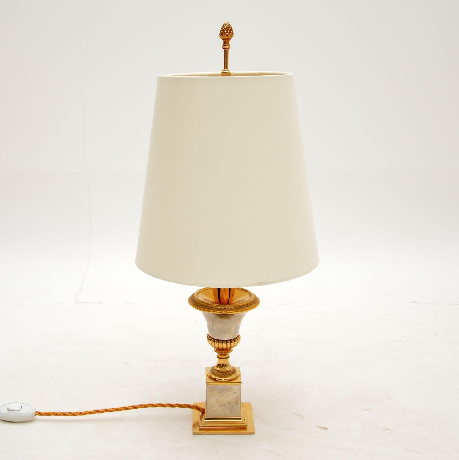 Une belle lampe de table vintage en laiton, fabriquée en France dans les années 1960.

Ce produit est d'une qualité exceptionnelle et son design est absolument magnifique. Il est fini en laiton et chrome, avec une base en forme d'urne, des