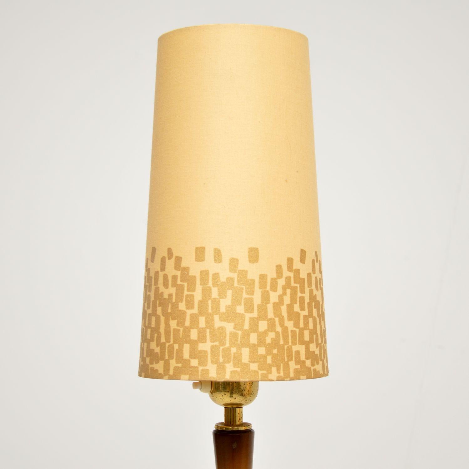 1960er Jahre Vintage Französisch Messing & Nussbaum Stehlampe (Mitte des 20. Jahrhunderts) im Angebot